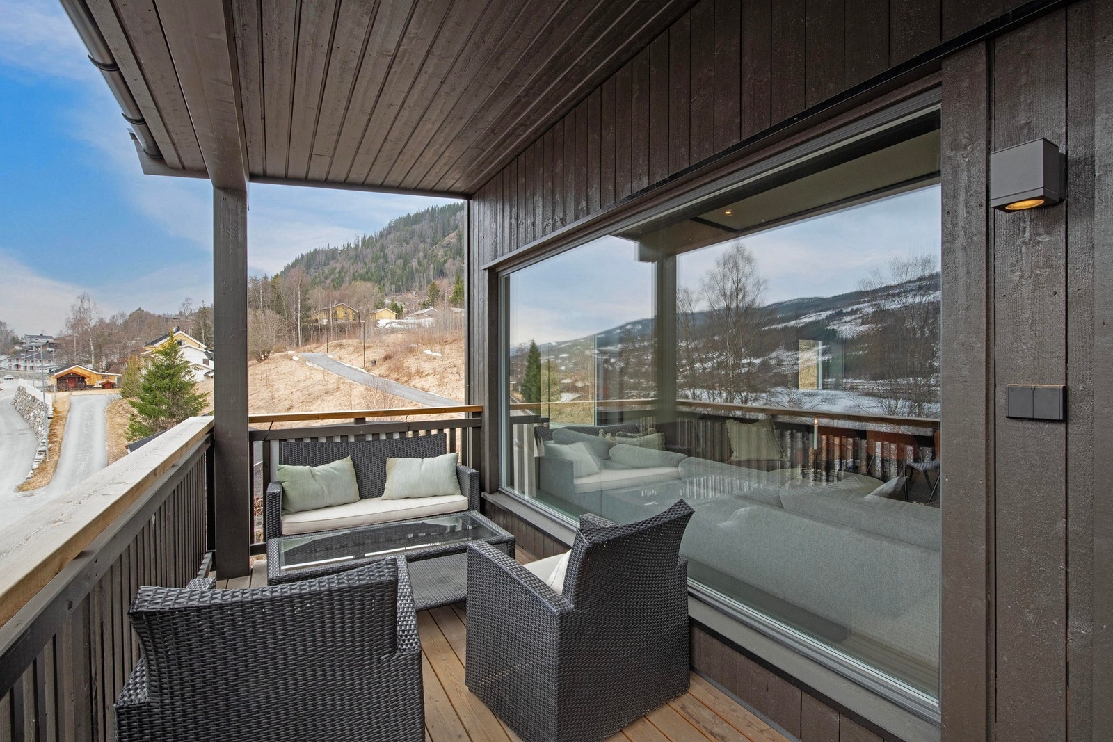 Trivelig balkong med plass til en sittegruppe. Galleribilde