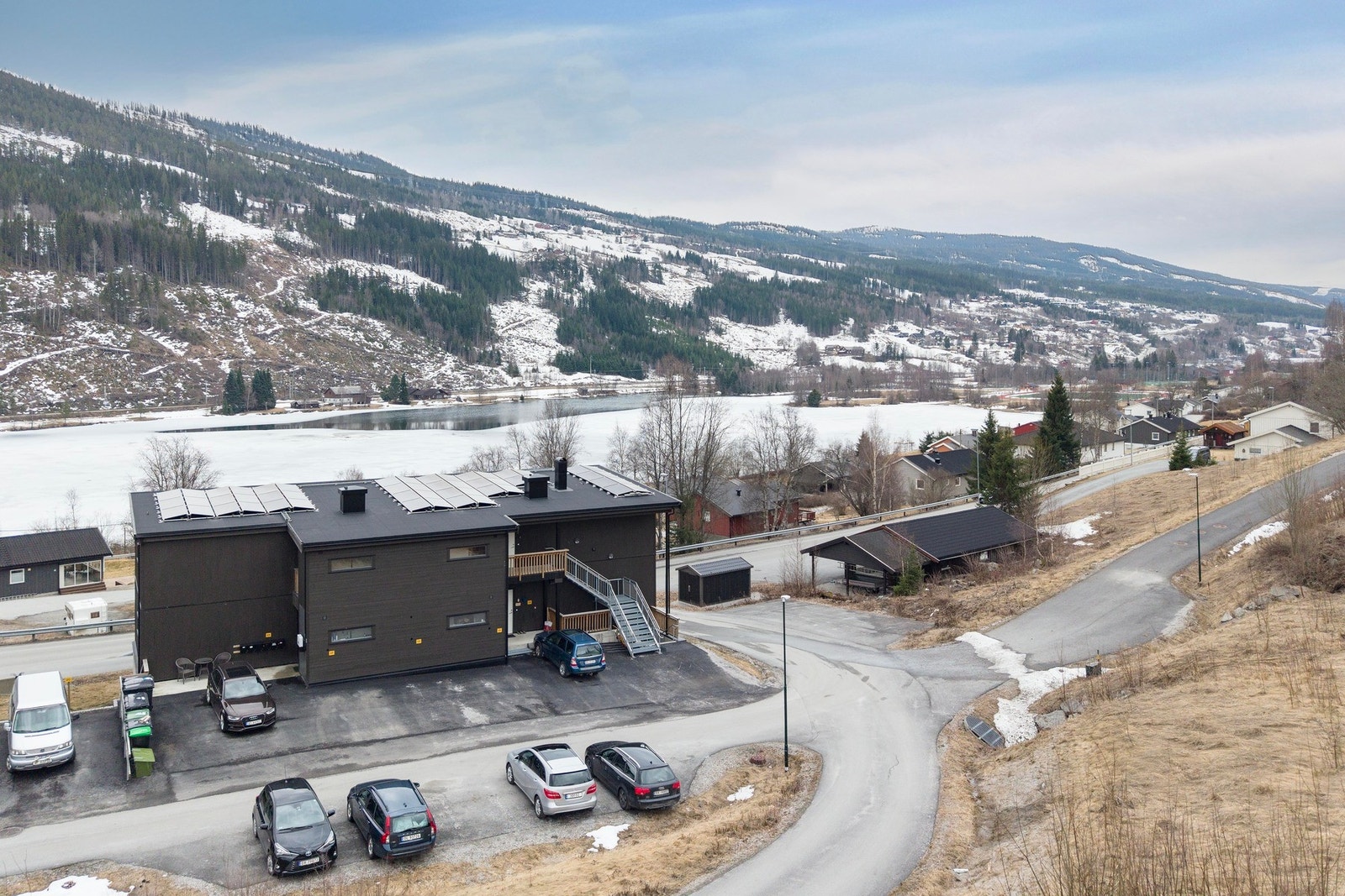 Parkering med biloppstillingsplass på fellesareal. Galleribilde