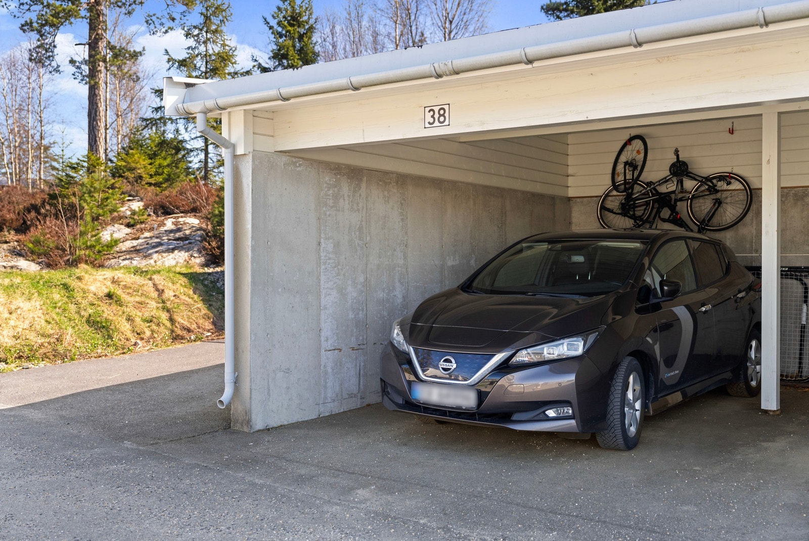 Biloppstillingsplass m/lader samt carport m/lader. Galleribilde