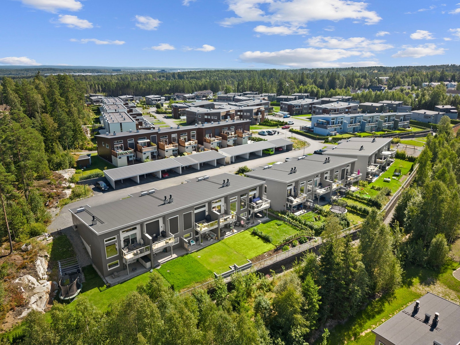Fra Pepperstad er det også flott pendlervei via buss og tog ca. 40 min fra dør og til Oslo S - noe som også gjør område så populært. Galleribilde
