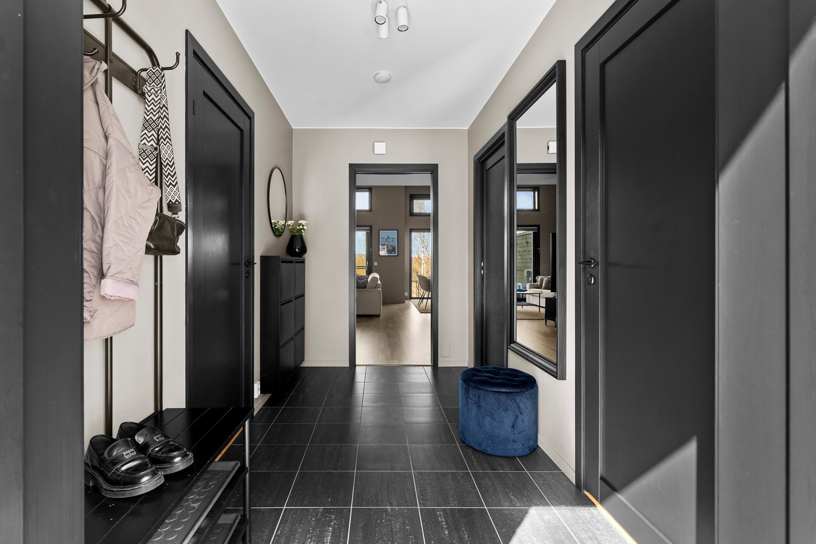 Entreen har flislagt gulv med varmekabler og har innvendig bod/garderobe for lagring. Galleribilde