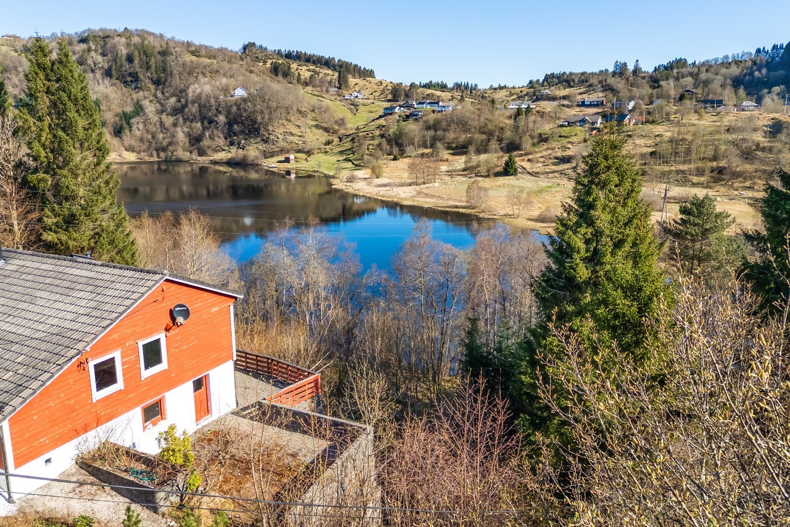 Et koselig gammelt "Rødlandshus" med idyllisk beliggenhet og stor tomt som grenser mot Haukåsvatnet Galleribilde