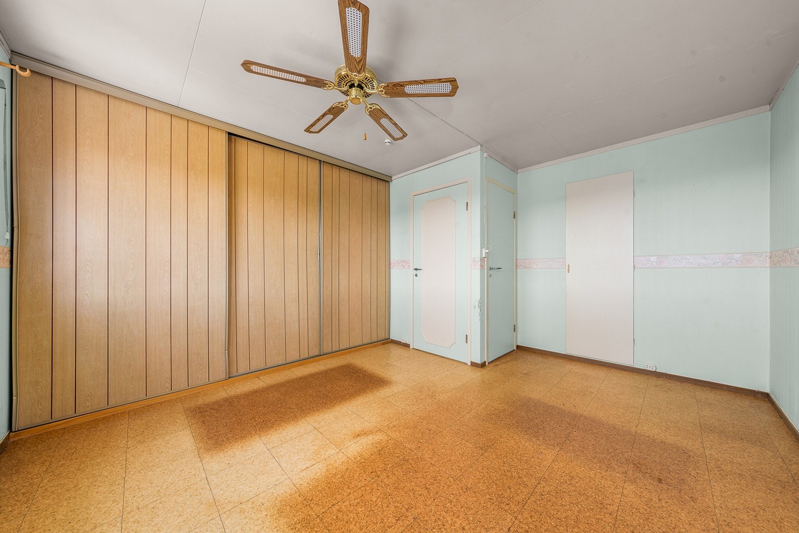 Soverom 1 - Soverommet er av god størrelse, og har en skyvedørsgarderobe som gir rikelig med oppbevaringsplass. I tillegg har rommet et tilhørende kott. Galleribilde