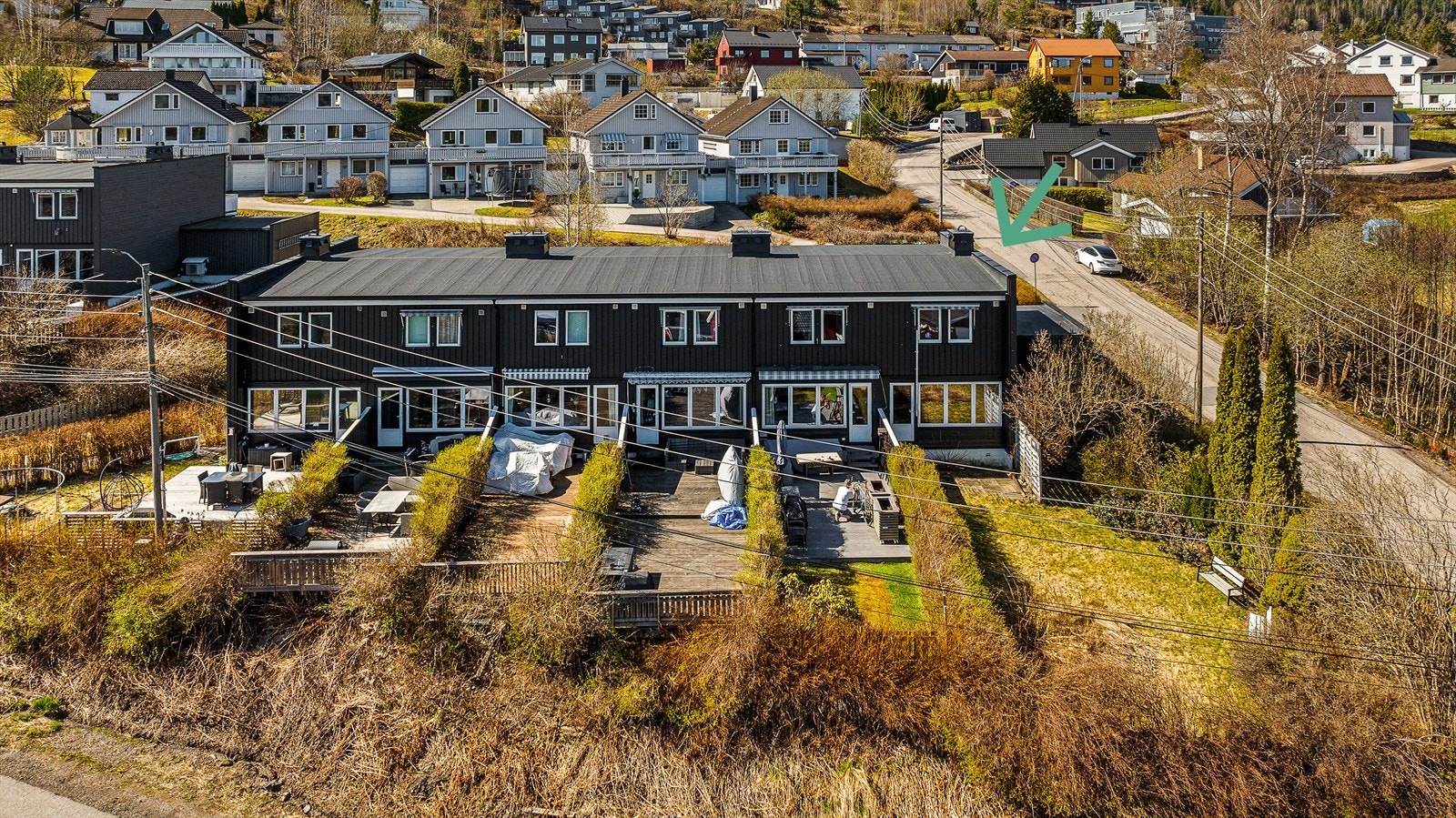 Enderekkehus med stort potensiale med romslig hage, garasjeplass og p-plass. Galleribilde