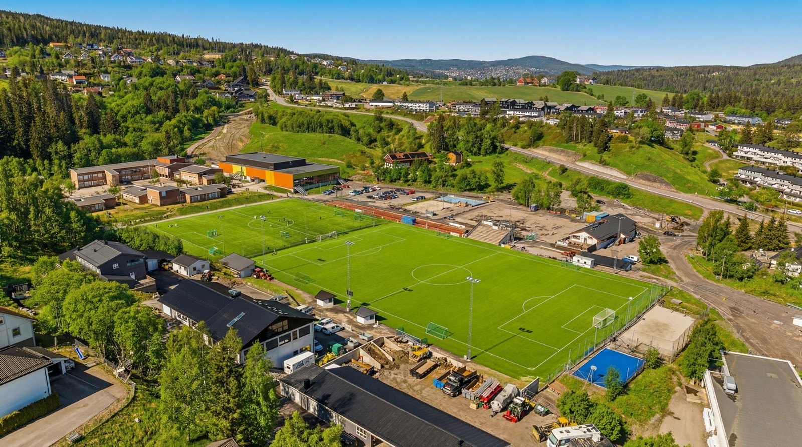Kun få minutters gange til barnehager og barneskole. Gangavstand også til ungdomsskole, samt til Idrettsanlegget ved Li ungdomsskole med kunstgressbaner, svømmehall, håndball og sandvolleyball-bane. Galleribilde