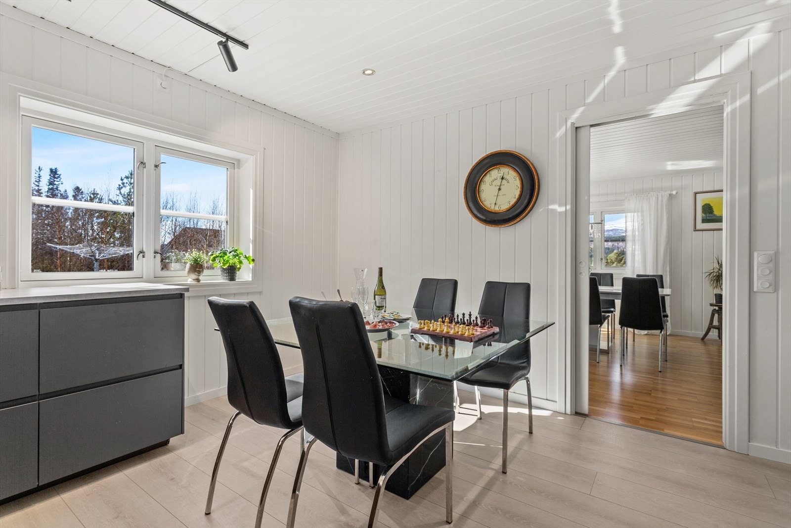 Kjøkken med spiseplass og inngang via skyvedør til stue Galleribilde