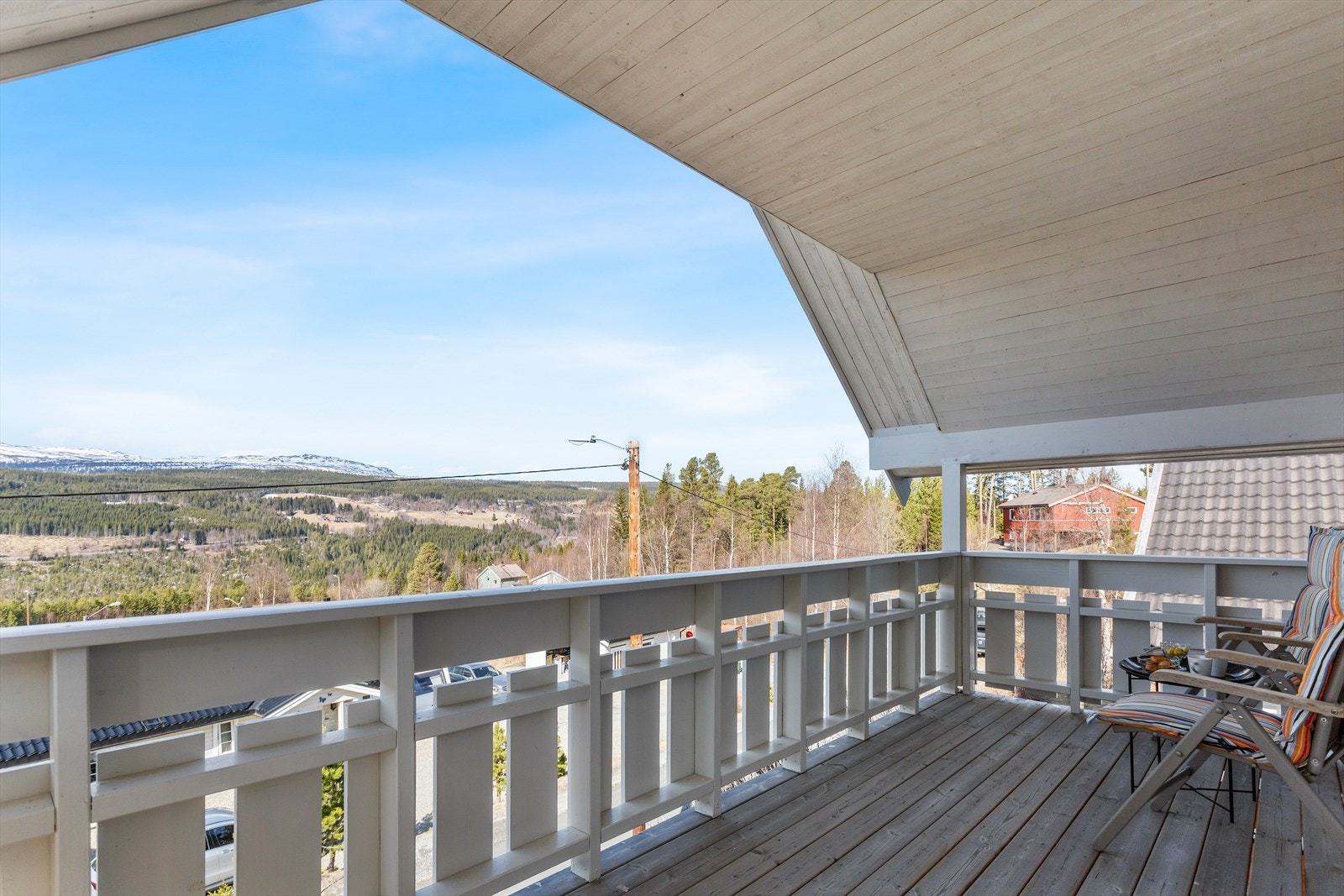 Fra balkongen har en meget god utsikt mot fjellene i vest Galleribilde
