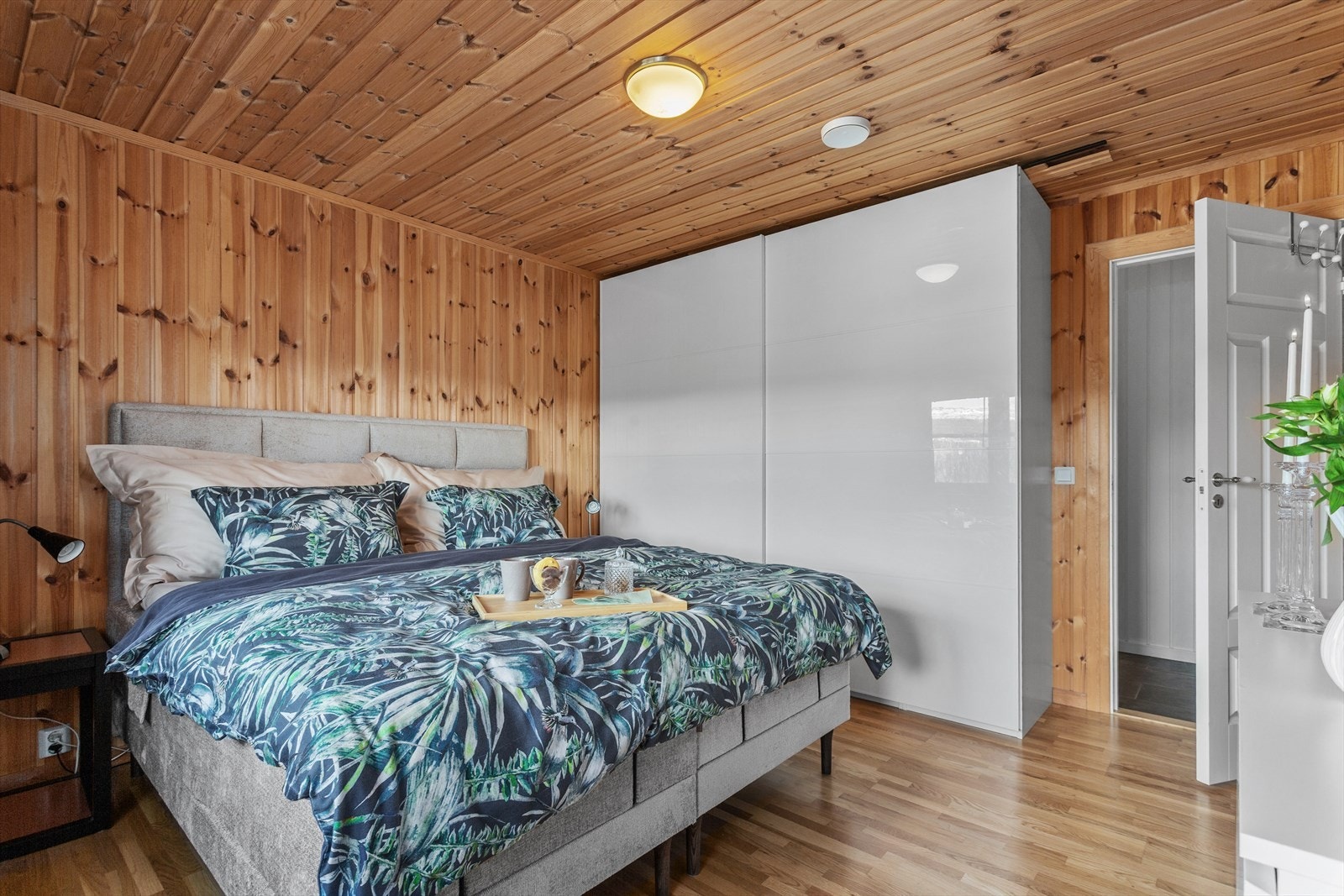 Rommet er ca. 14,5m² og utstyrt med skyvedørsgarderobe Galleribilde