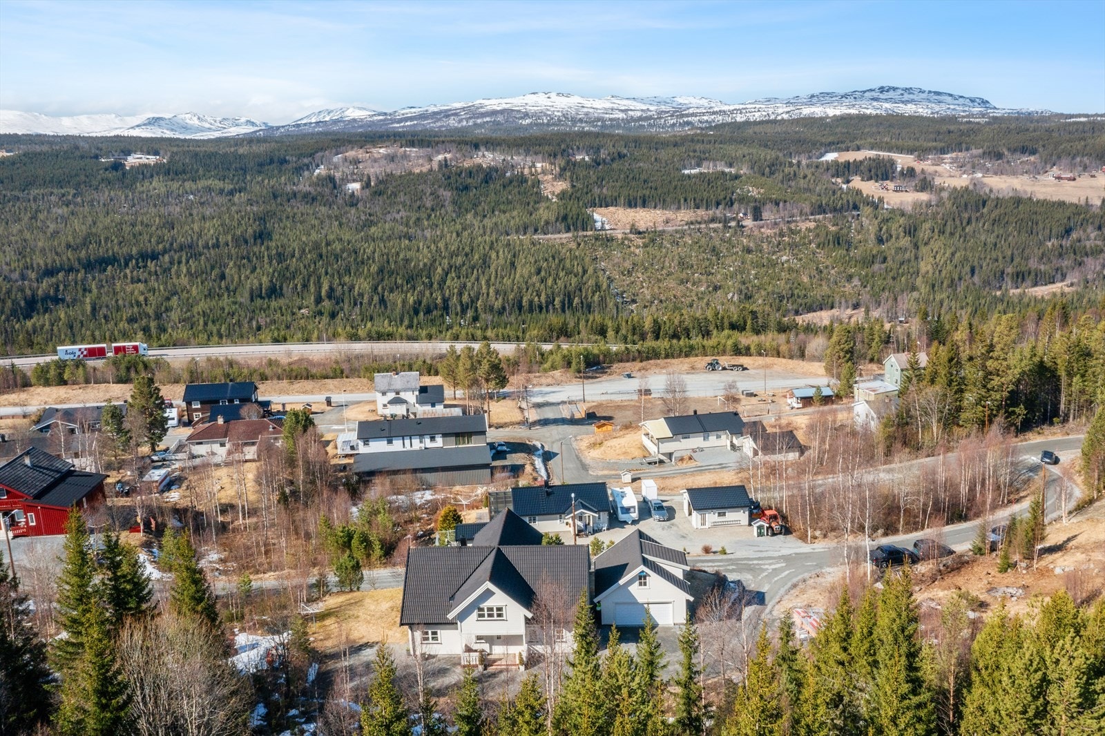 Eiendommen ligger vestvendt i et veletablert og rolig boligfelt, uten innsyn, men svært godt utsyn mot fjellene i grenda Ulsberg, ca. 10 minutters kjøretur fra kommunesenteret Berkåk i nord og ca. 20 minutters kjøretur fra Oppdal i sør Galleribilde