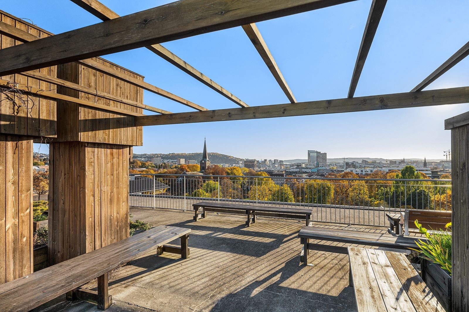 Her har du utsikt over hele byen, samt solforhold hele dagen. Galleribilde