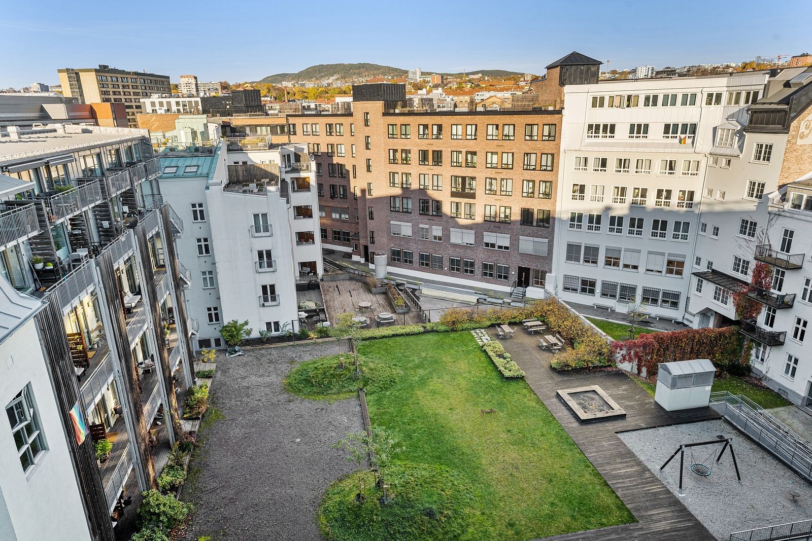 Borettslaget har også stor felles bakgård med boenhetene rundt. Her har du lekeplass og plen til glede for de minste og våre firbente venner. Galleribilde