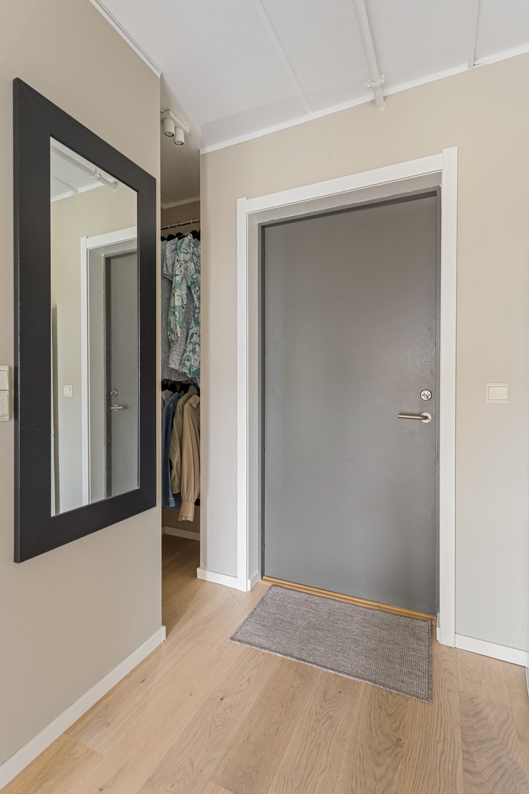 Velkommen inn! I leiligheten blir du møtt med lyse og tidsriktige farger, samt en walk-in til å henge fra seg klær eller andre nødvendigheter. Galleribilde
