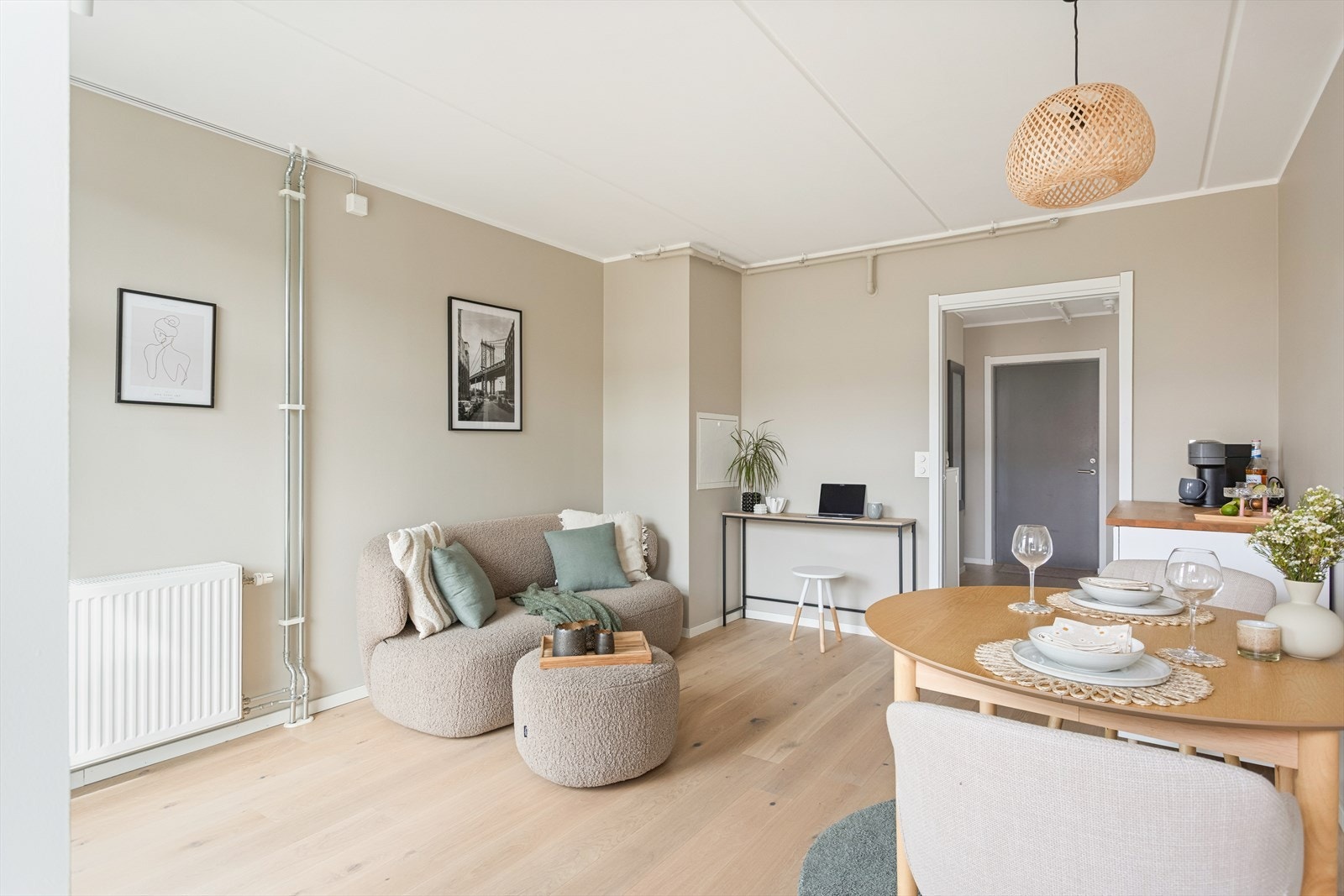 Stuen i sin helhet har mulighet til flere møbleringsløsninger. Galleribilde