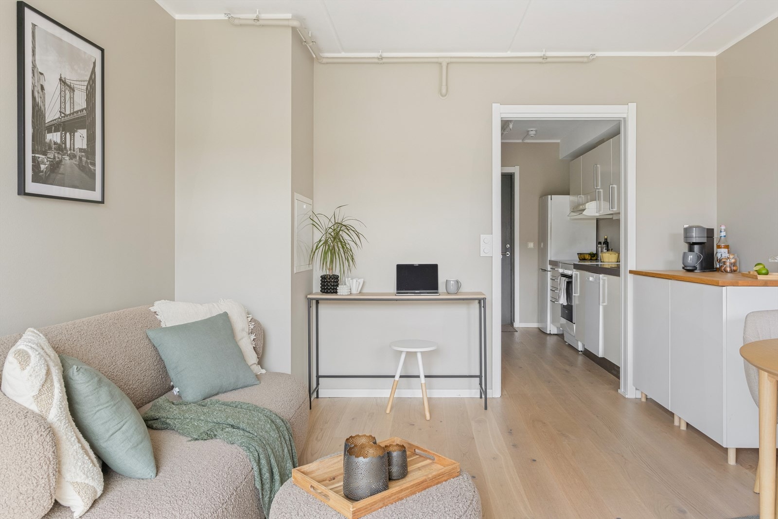 Her har vi møblert med en god sofa, skrivepult samt et skap for ekstra oppbevaring. Galleribilde