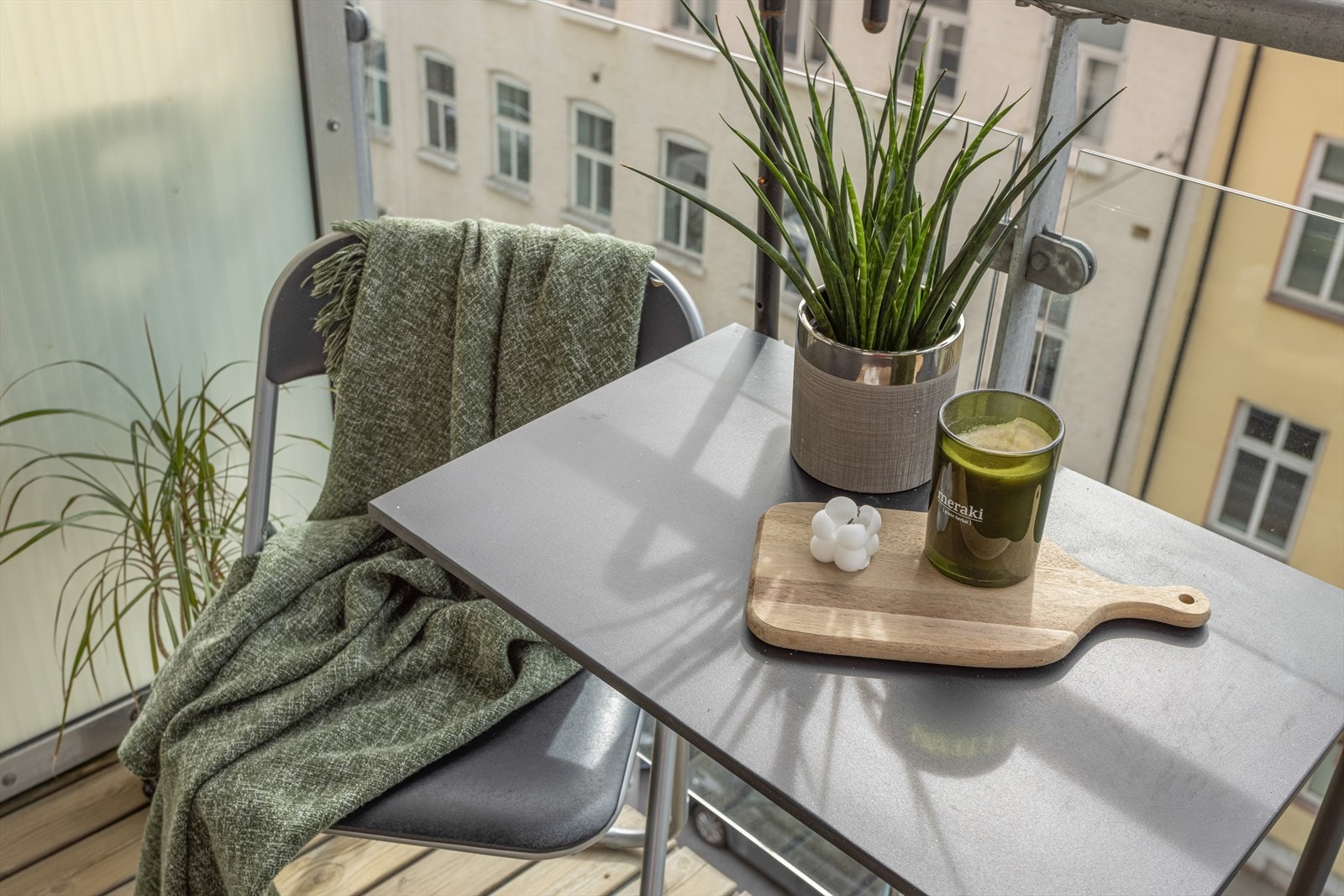 Balkongen er overbygget så du kan også benytte deg av den på regnversdager. Galleribilde