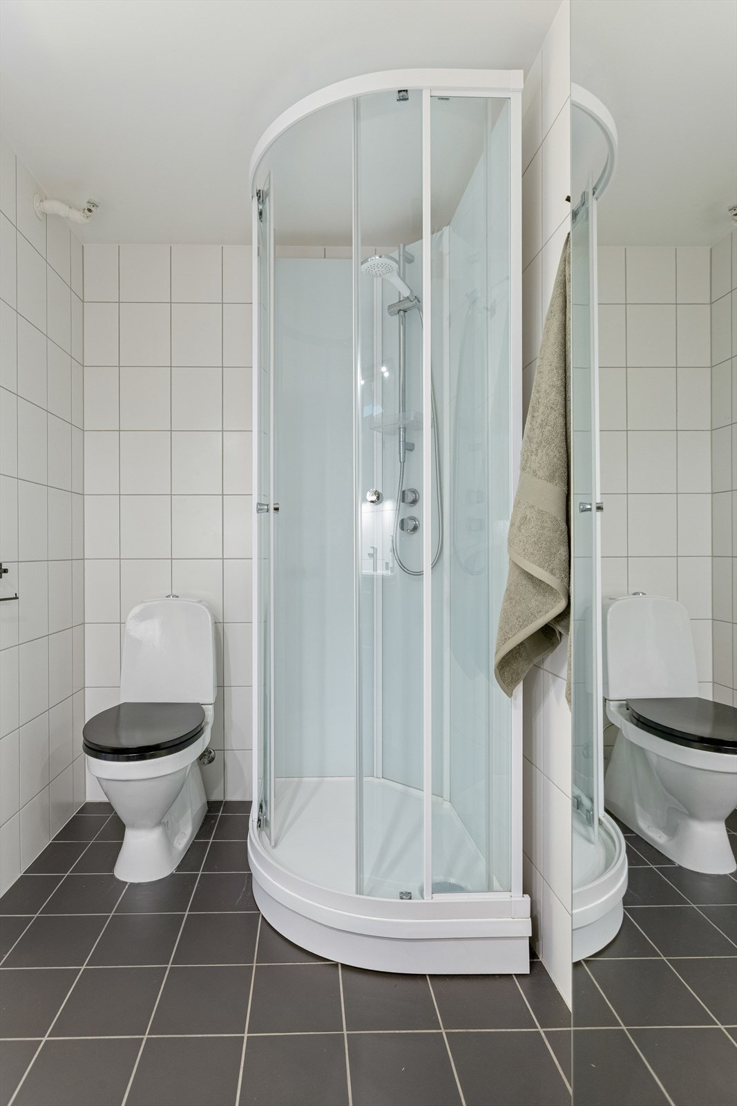 Badet har i tillegg innsatt dusjkabinett samt gulvstående toalett. Galleribilde