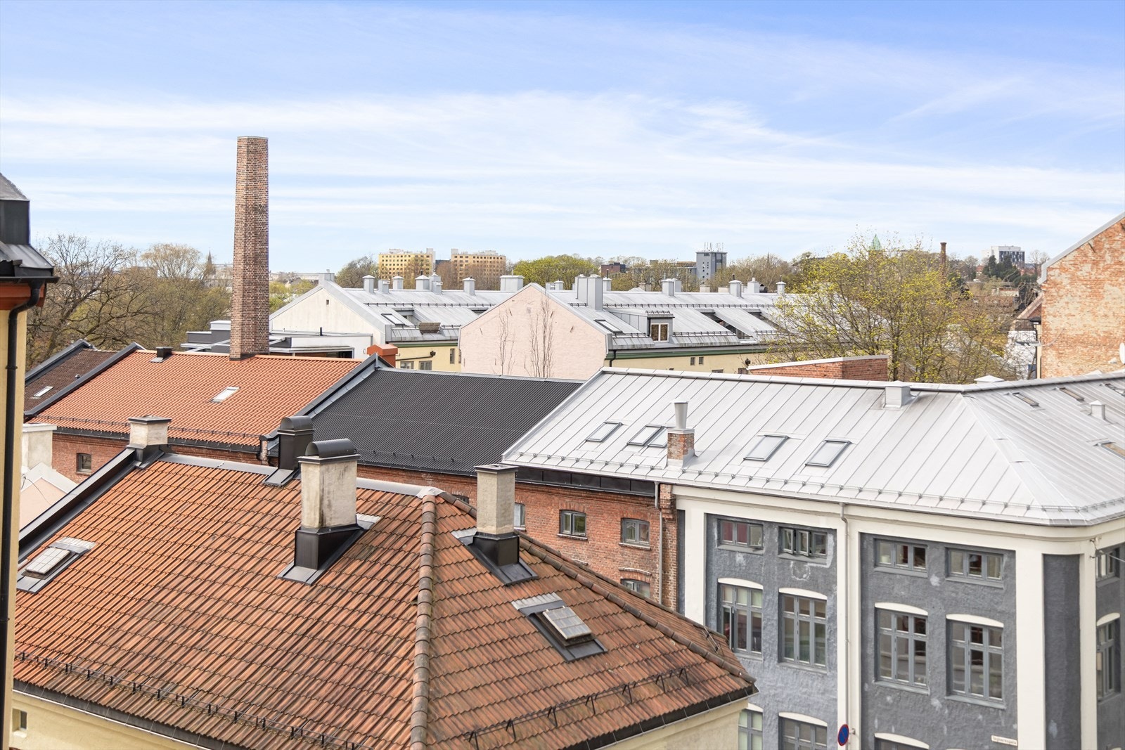 Internbeliggenheten til leiligheten gjør at du kommer over stort sett alle bygg som kunne blokkert for sola på sommeren. Galleribilde