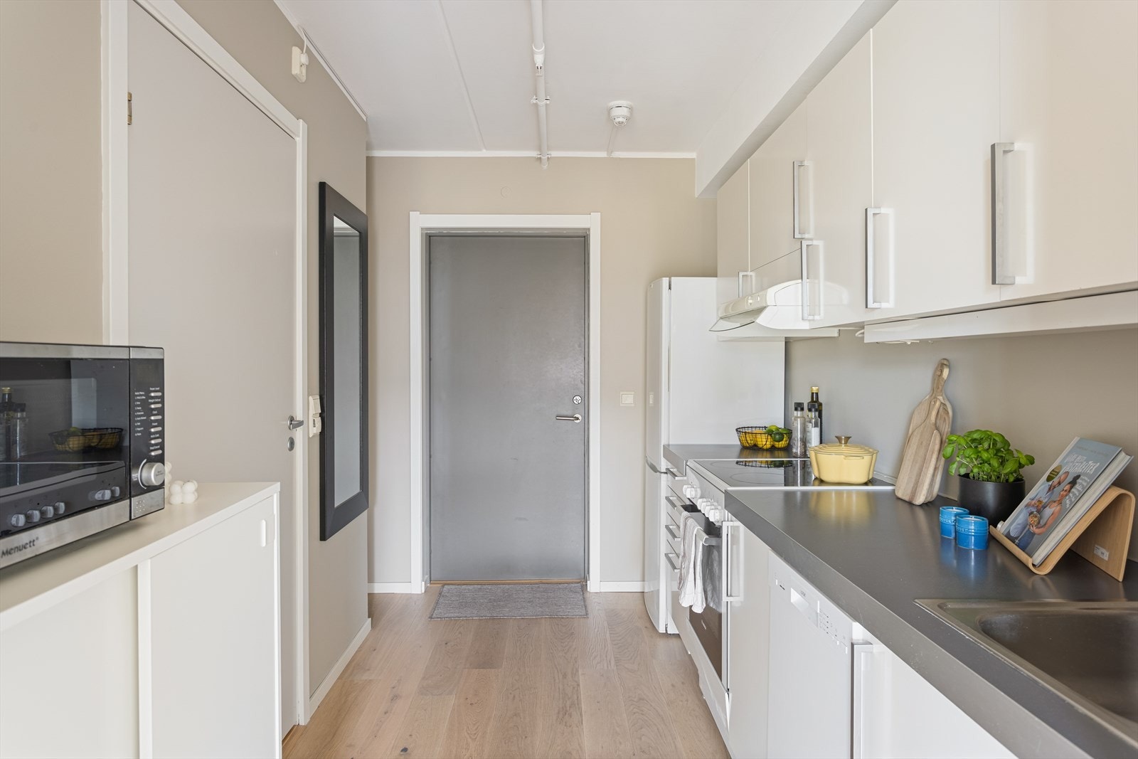 Videre har vi entréen samt en walk-in vi kommer videre til. Galleribilde