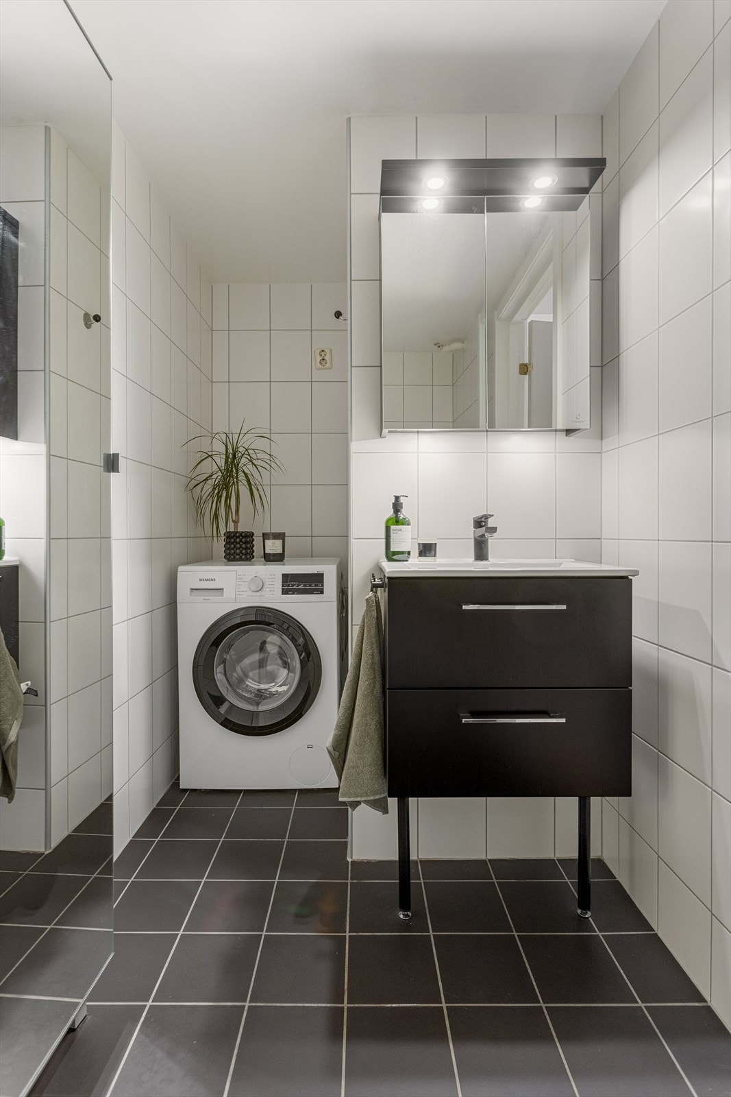 Her har du nisje for vaskemaskin samt opplegg for tørketrommel, og enkel servant med speil. Galleribilde