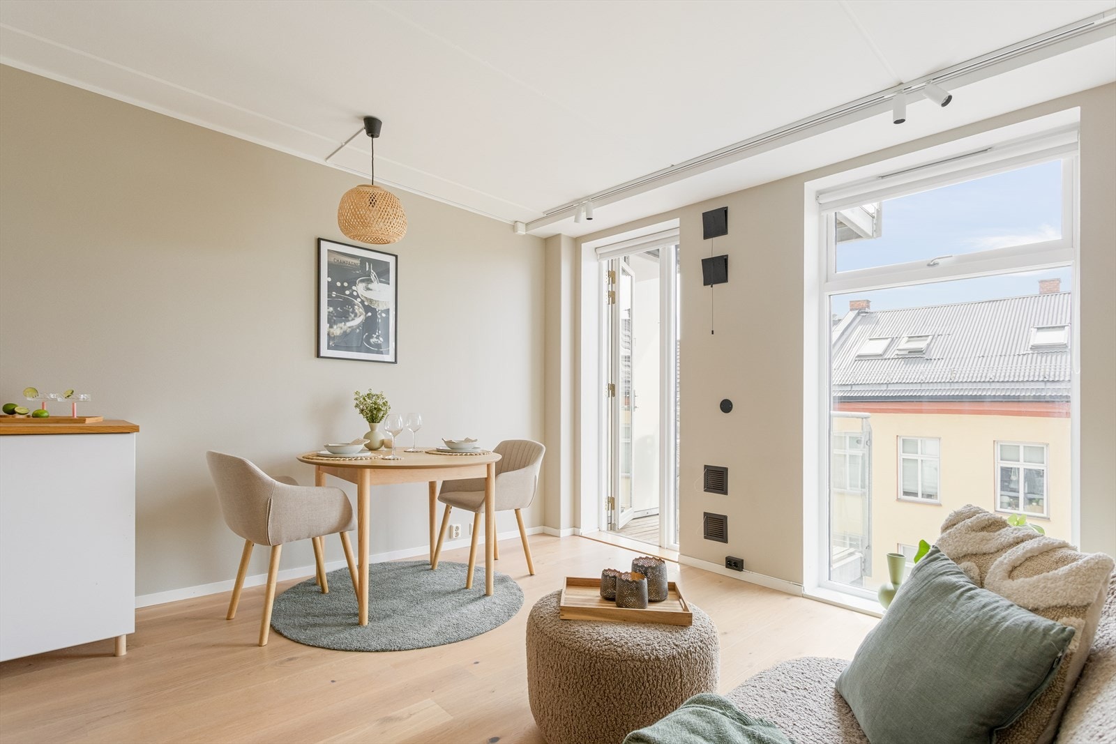 Videre inn i leiligheten kommer vi inn i stuen. Her har du god plass til en spisegruppe. Galleribilde