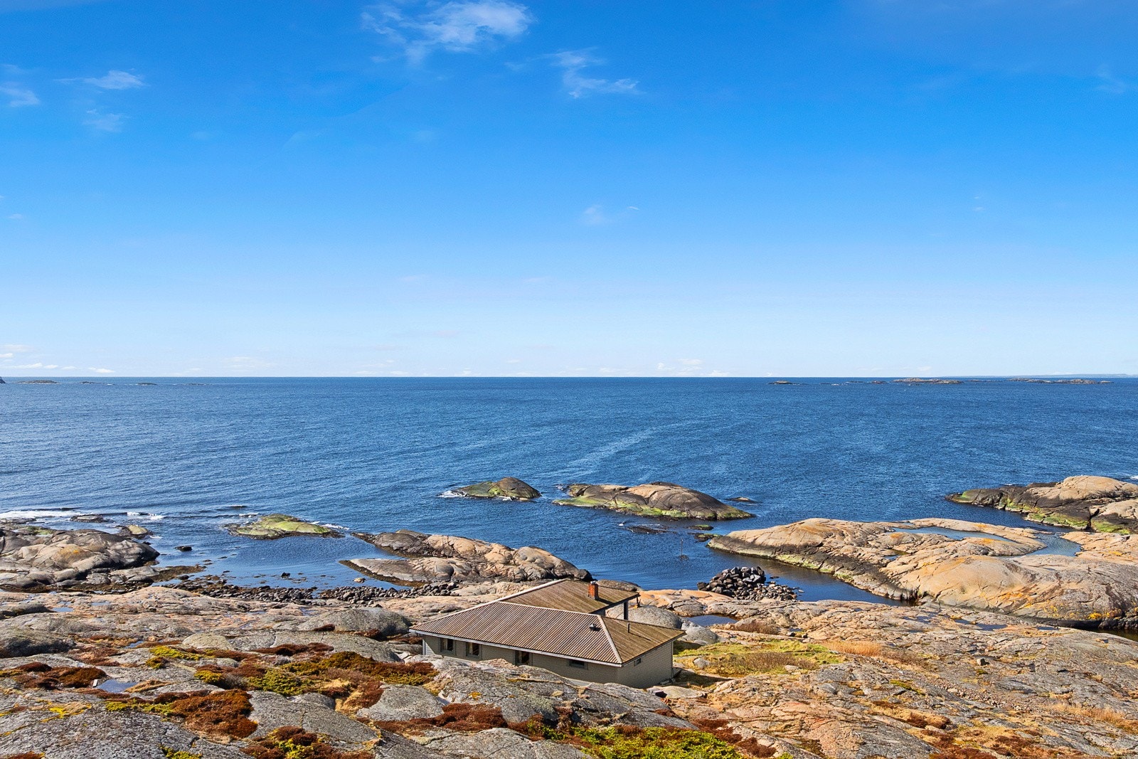 Dette er en helt spesiell eiendom med en sjelden beliggenhet i strandsonen omgitt av vakkert kystlandskap. Galleribilde