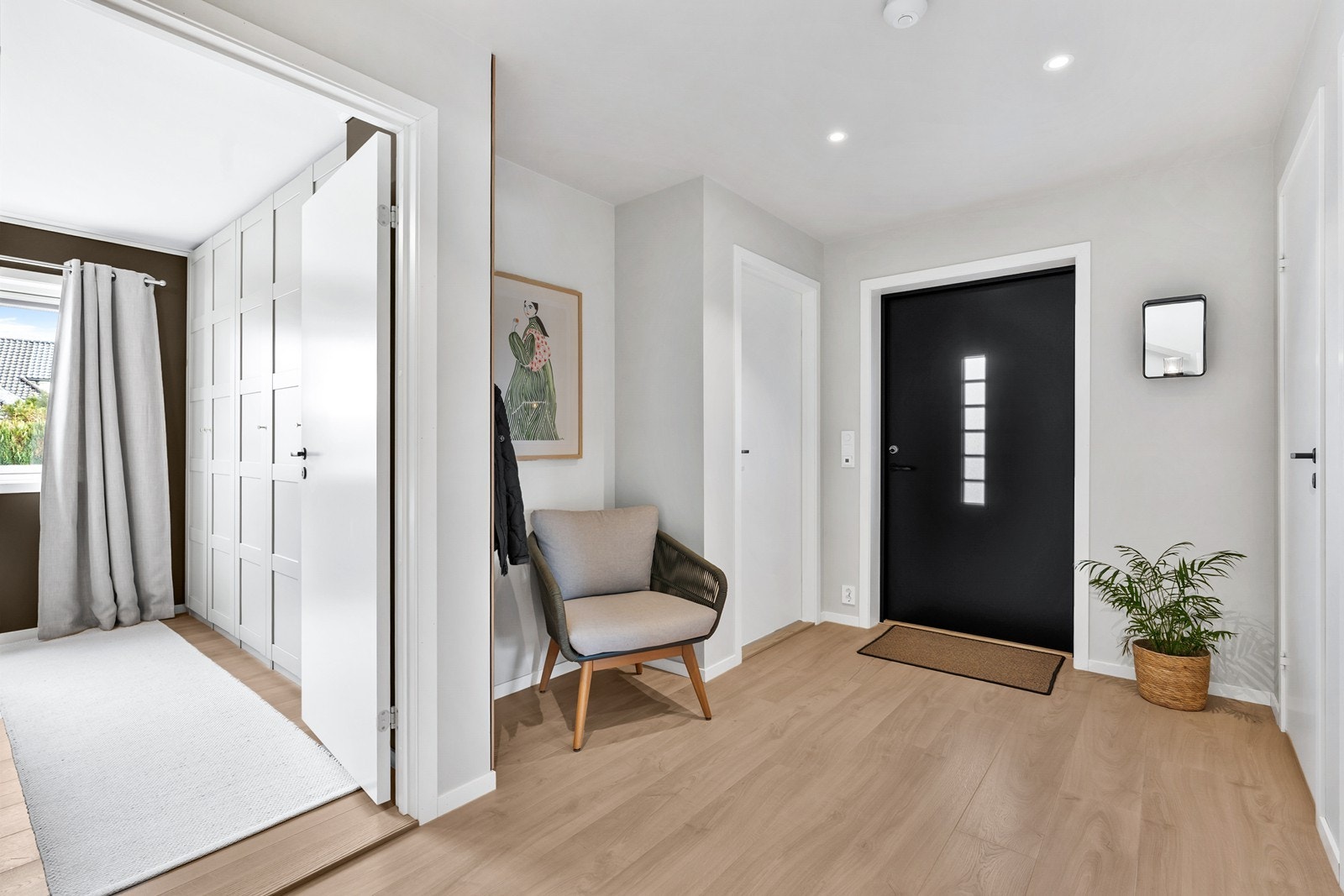 Stor og romslig entré med varme i gulvet - en behagelig velkomst til boligen. Galleribilde