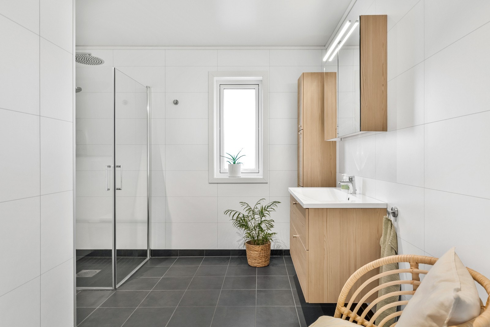 Veggene har lyse baderomsplater, og taket er kledd med malte plater og downlights som gir et moderne uttrykk. Galleribilde