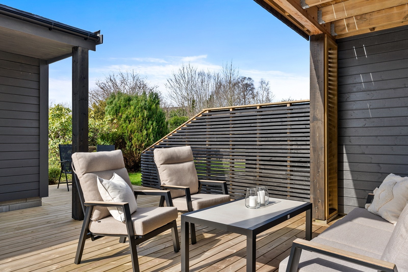 Boligen en stor terrasse/platting på hele 80 kvm. Galleribilde