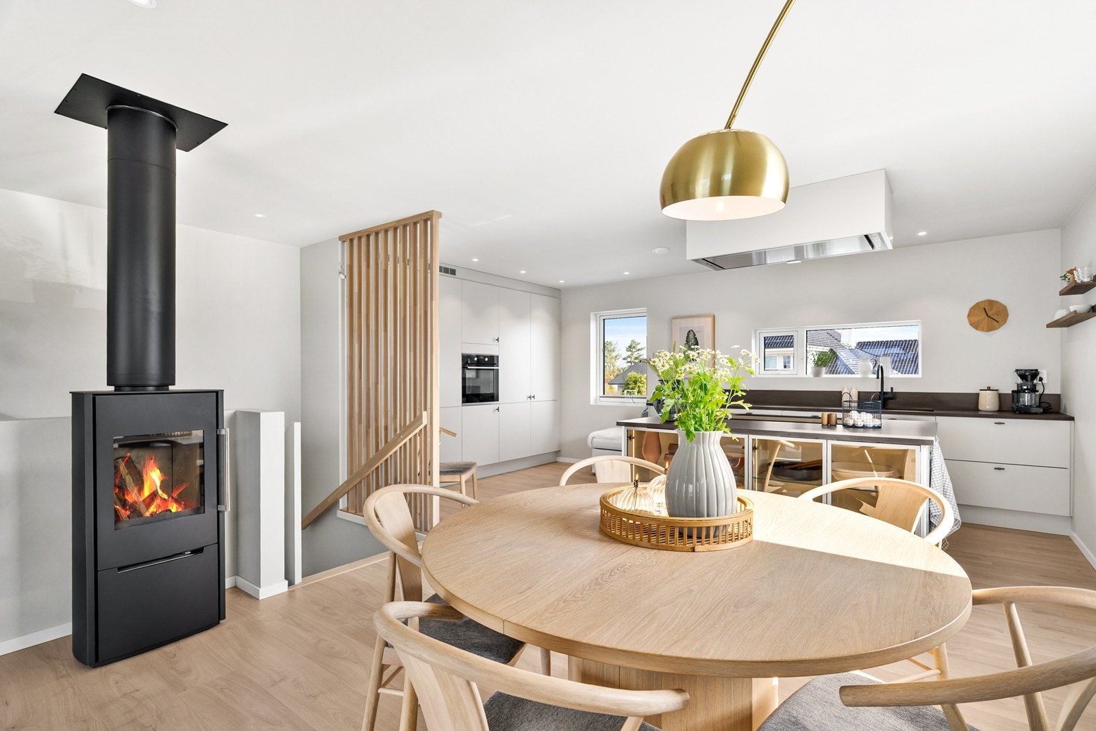 Gulvet er belagt med flott laminat, og sammen med moderne veggfarger og downlights i taket får rommet et stilrent og helhetlig uttrykk. Galleribilde