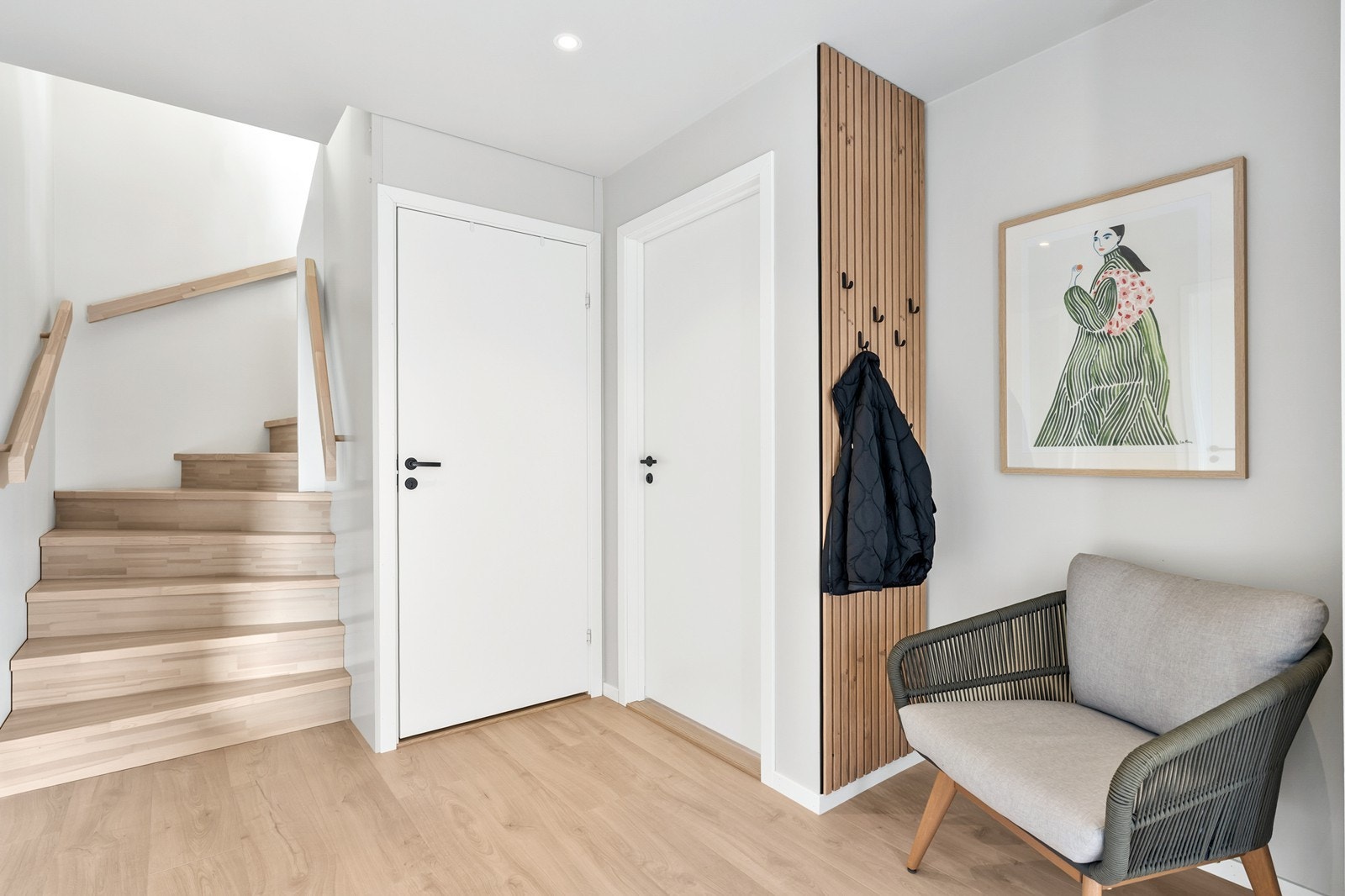 Her er det god plass til garderobeløsning og oppbevaring av yttertøy og sko. Galleribilde