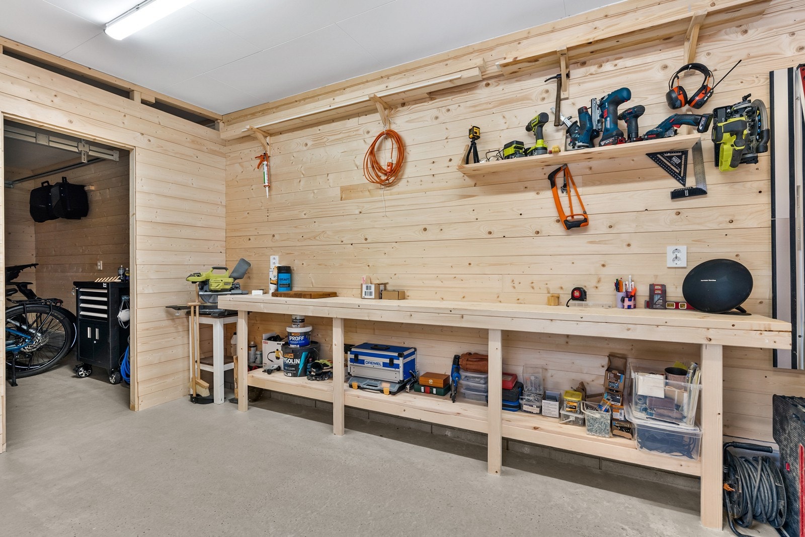 I tillegg finnes en bod i MC-garasjen som egner seg godt til lagring av utemøbler, verktøy eller som et lite hobbyrom/verksted. Galleribilde