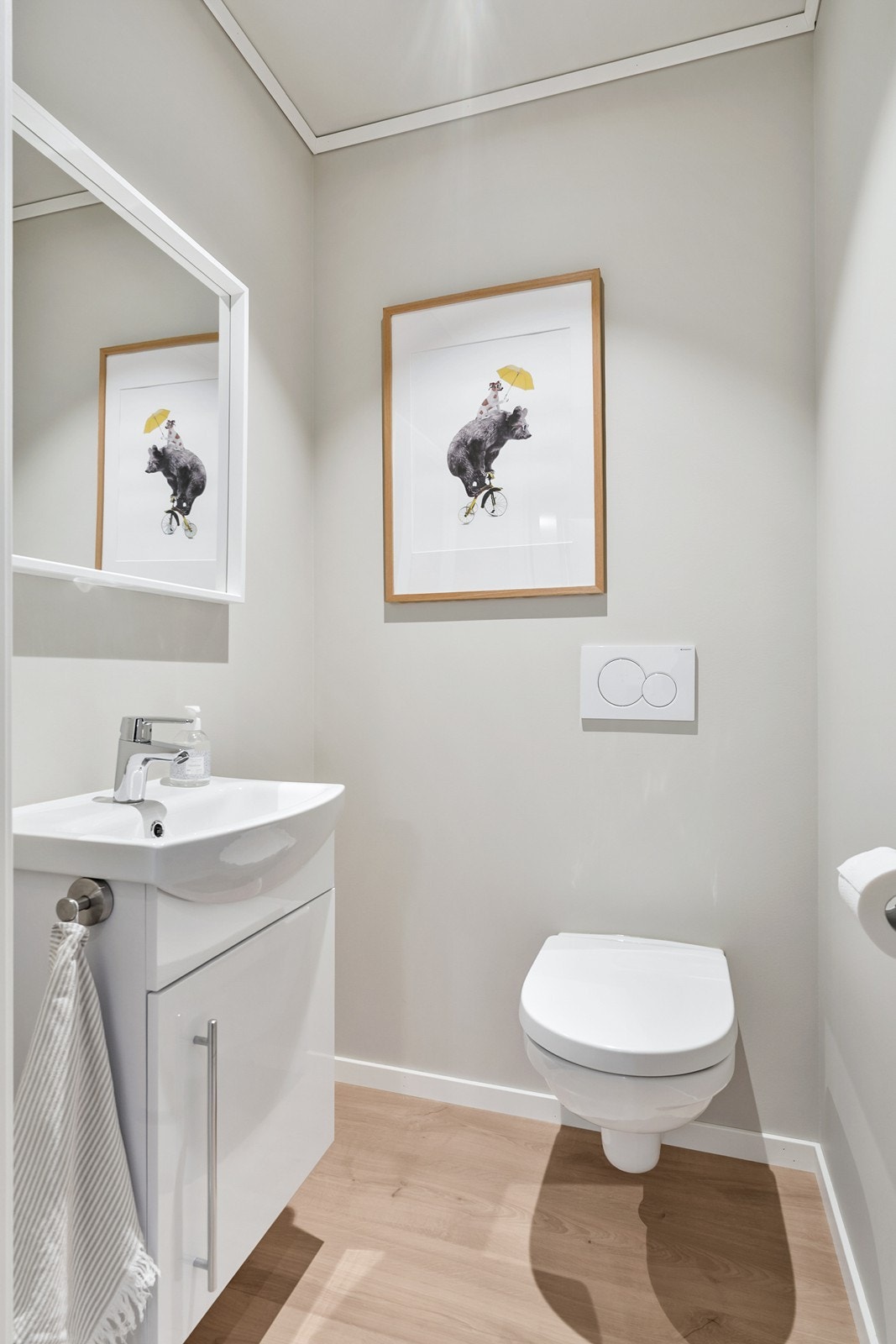 Boligen har eget WC-rom - en praktisk løsning i hverdagen og perfekt som gjestetoalett. Galleribilde
