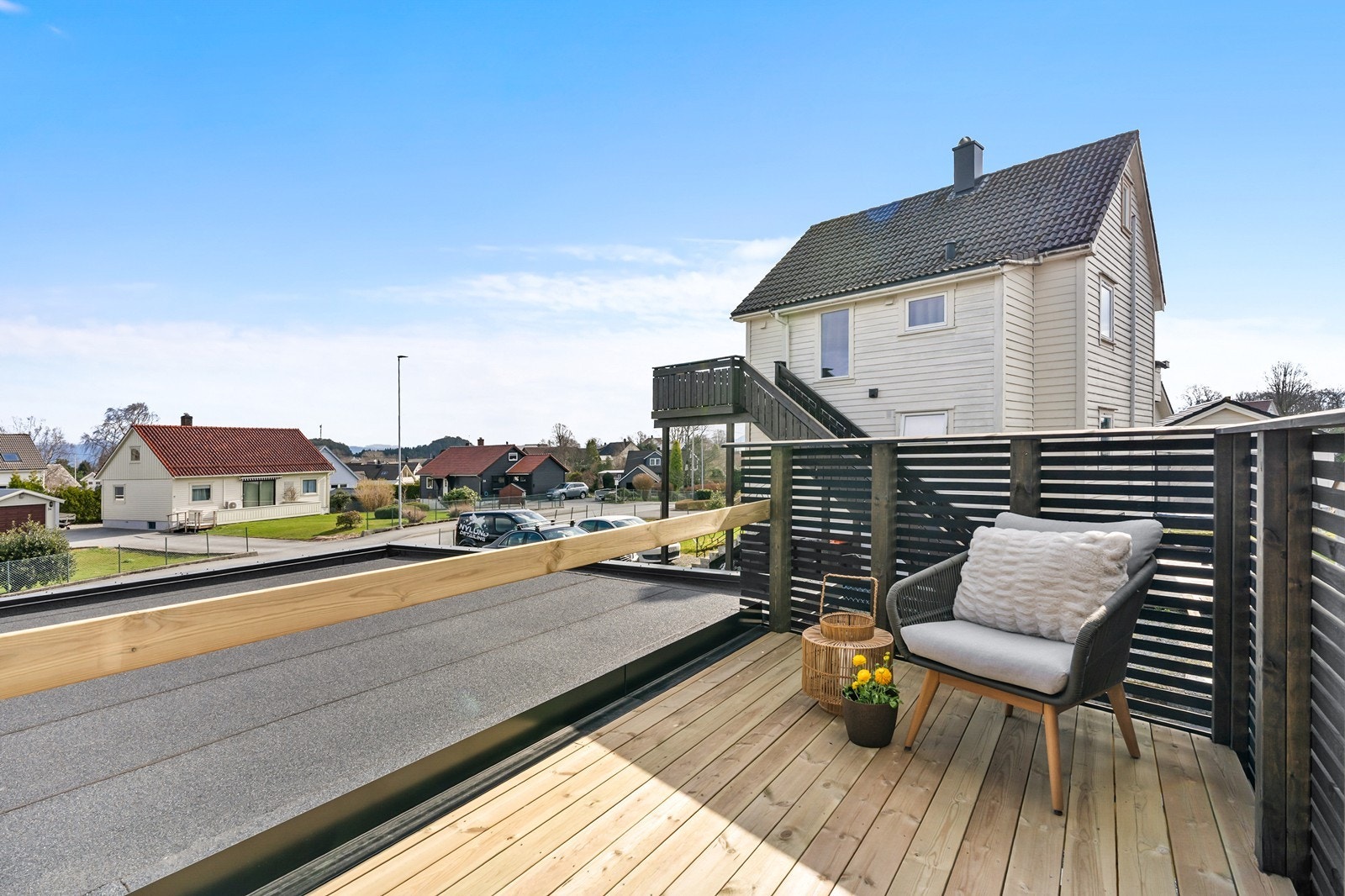 Altanen har god plass til sittegruppe og grill. Galleribilde