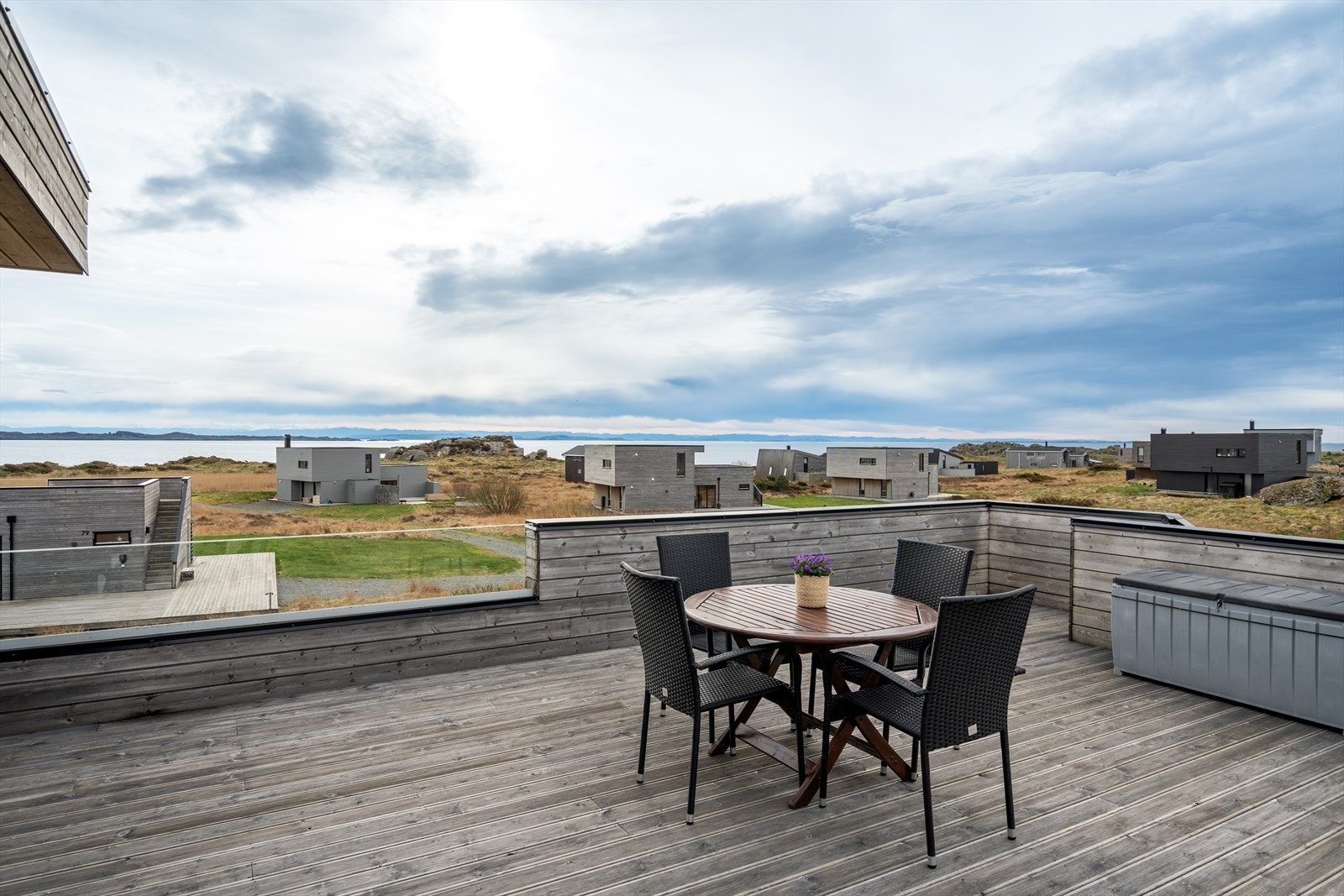 Stor god terrasse hvor man har flott utsikt - Terrassen har utvendig trapp ned til gårdsrom Galleribilde