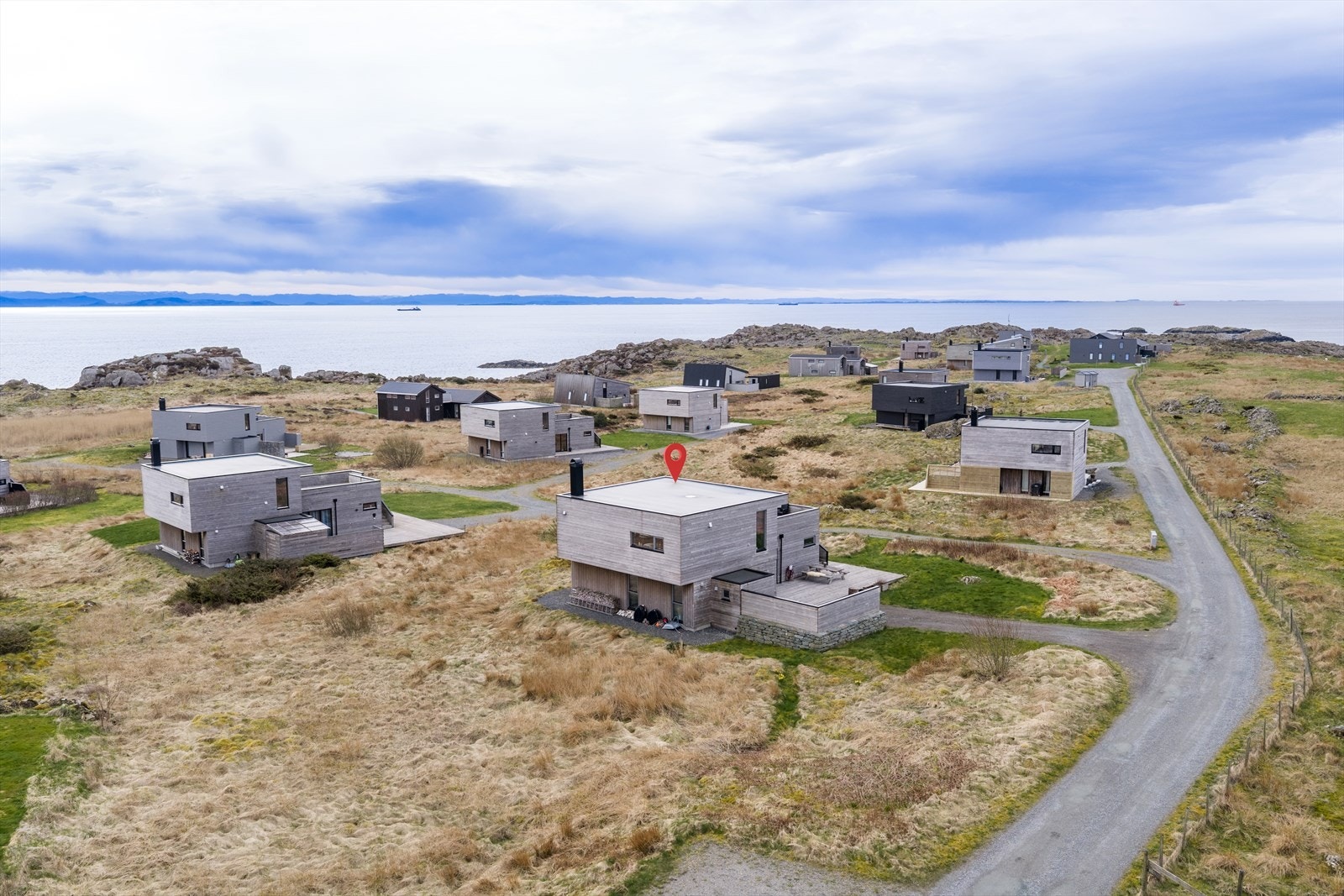 Hytten har en nydelig beliggenhet mot sjøen, i maritime omgivelser med sol fra morgen til kveld og har panoramautsikt mot Karmsundet, Boknafjorden, Ryfylke, Stavanger mm. Galleribilde