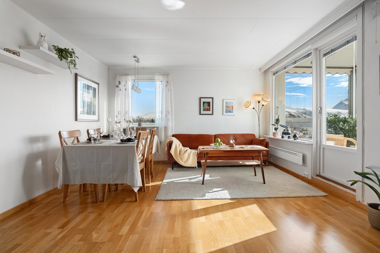 Velkommen inn i stua! De store vinduene slipper inn godt med dagslys.