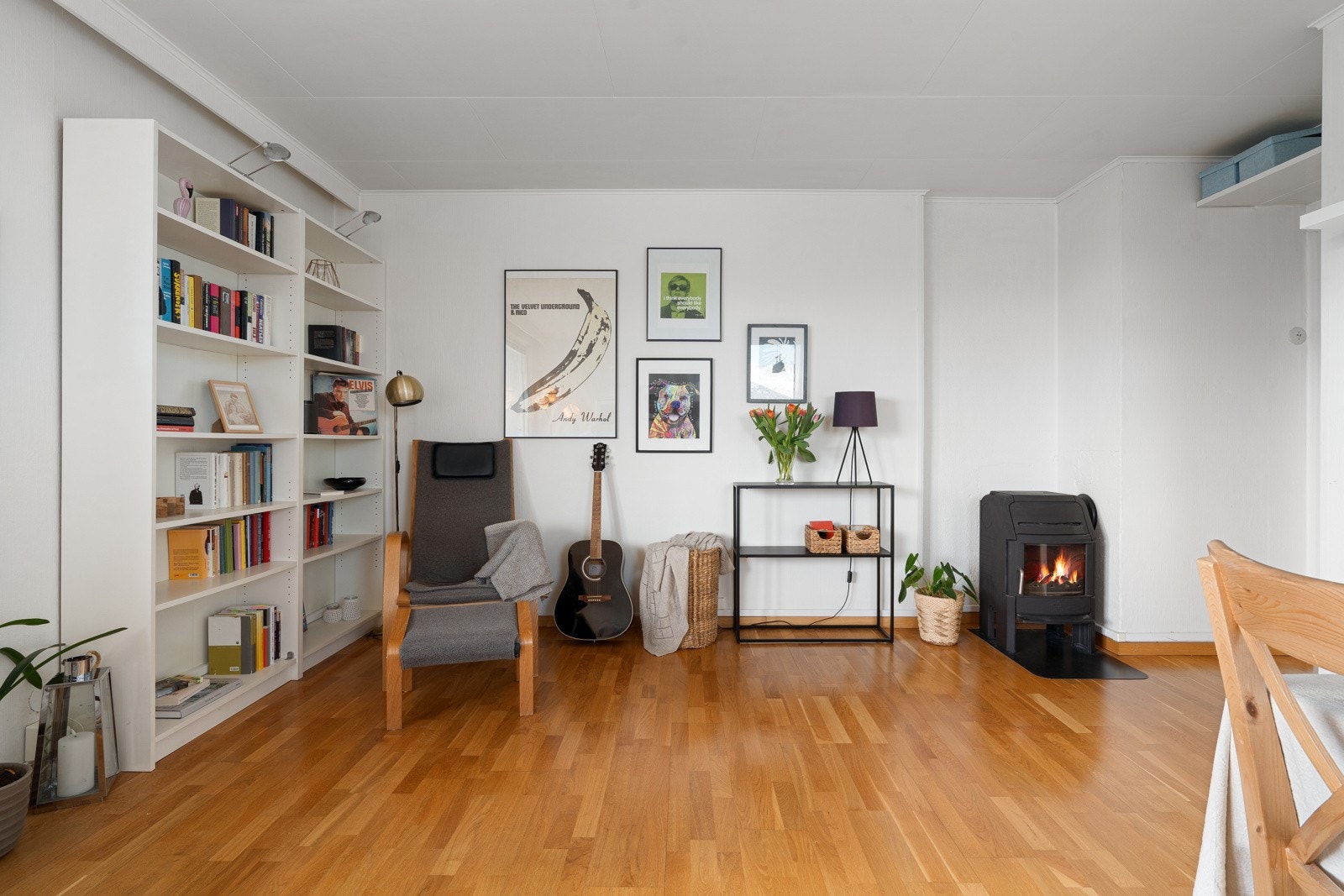 Stua er romslig og har plass til flere sosiale soner, og har en lun og god vedovn - Perfekt når kulden kommer snikende.