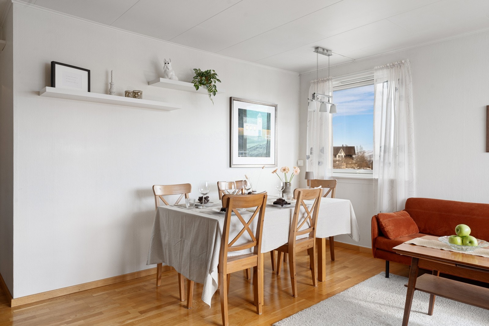 Åpen og sosial stueløsning med spisestue.