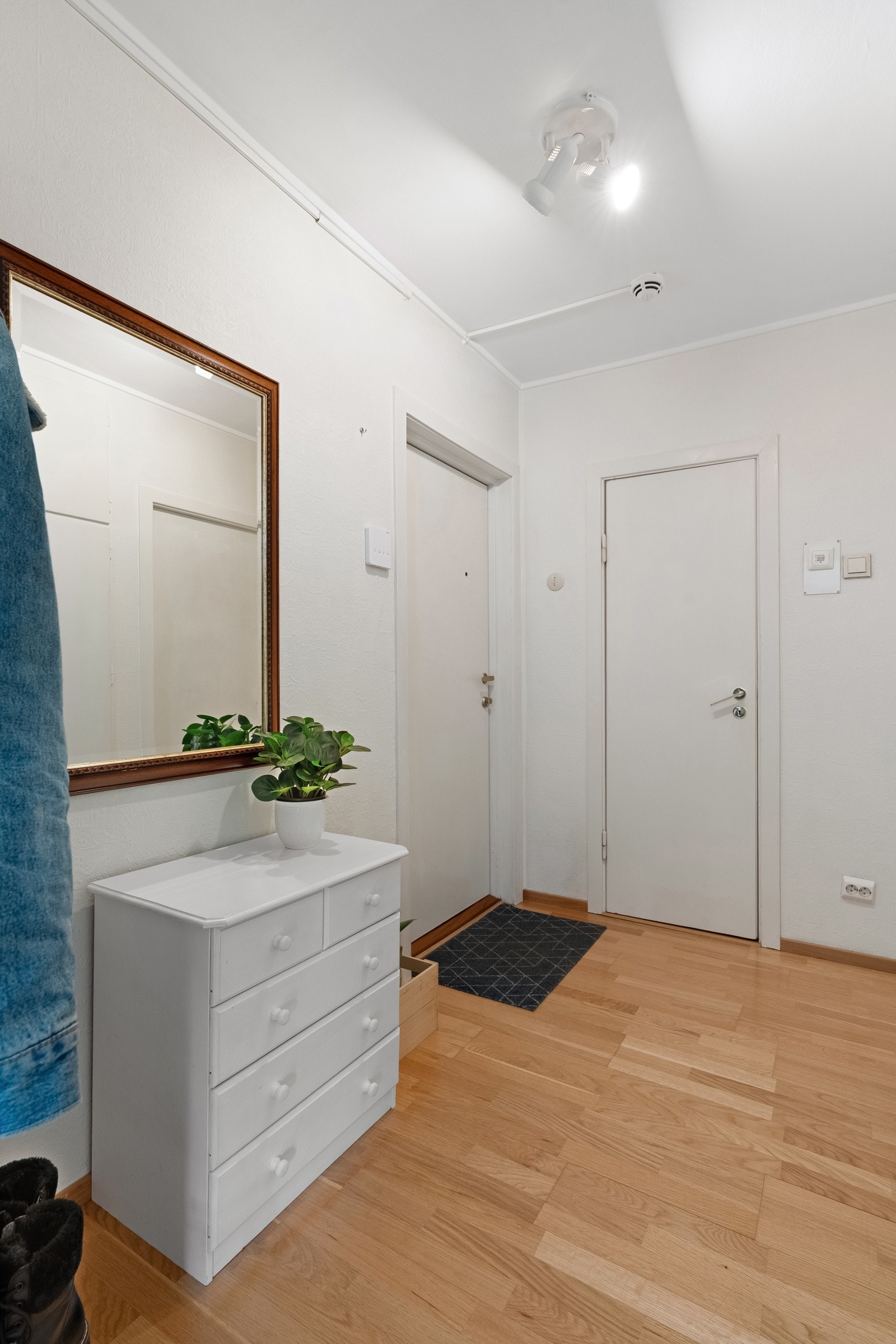 I gangen har du plass til oppbevaring av yttertøy.