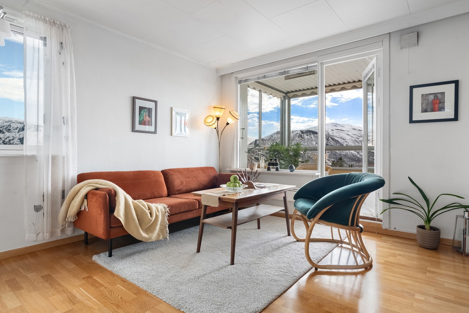 Stua oppleves som lys og luftig med utgang til en herlig innlgasset balkong!