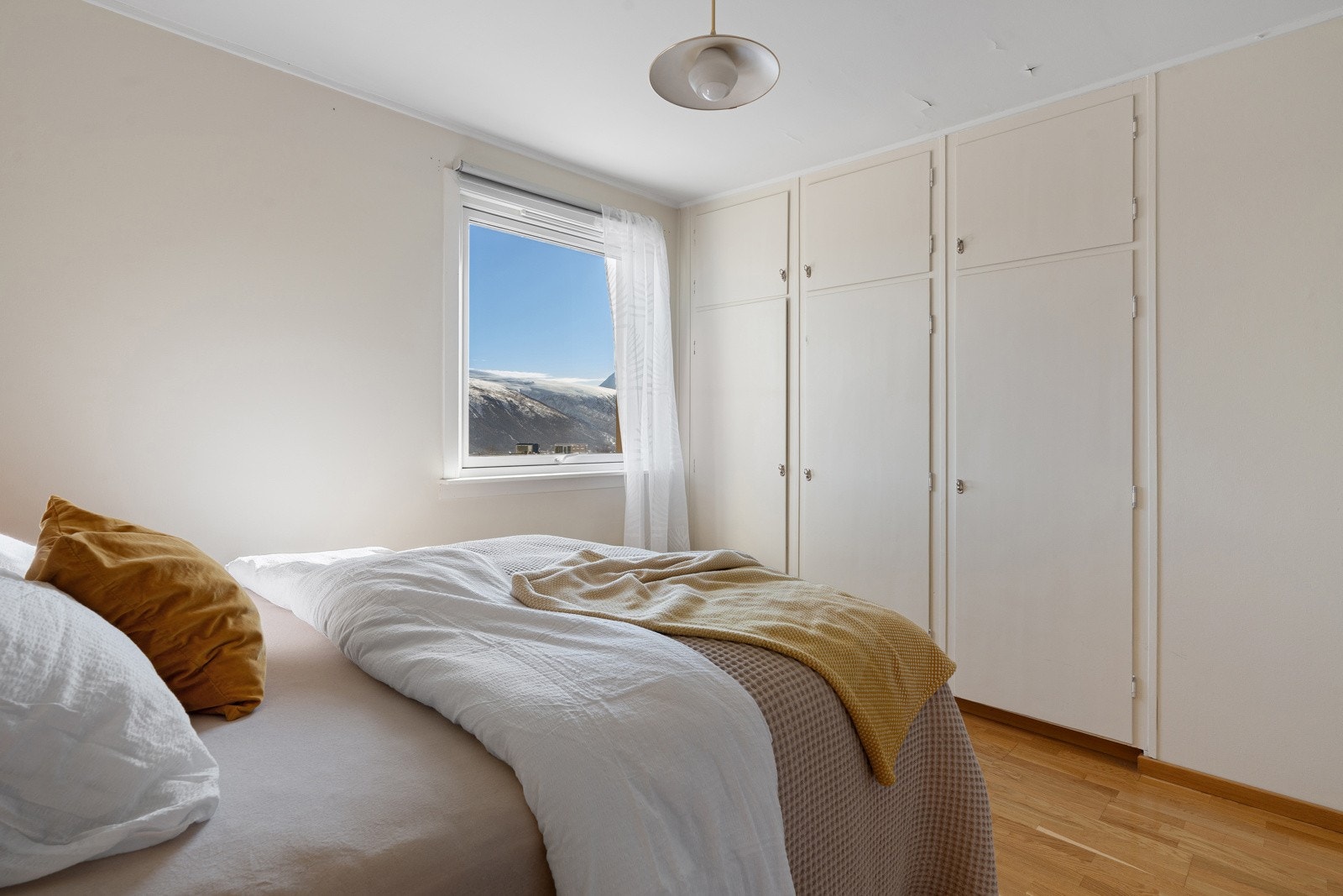 Soverommet er malt i lyse farger og har innbygd garderobeløsning.