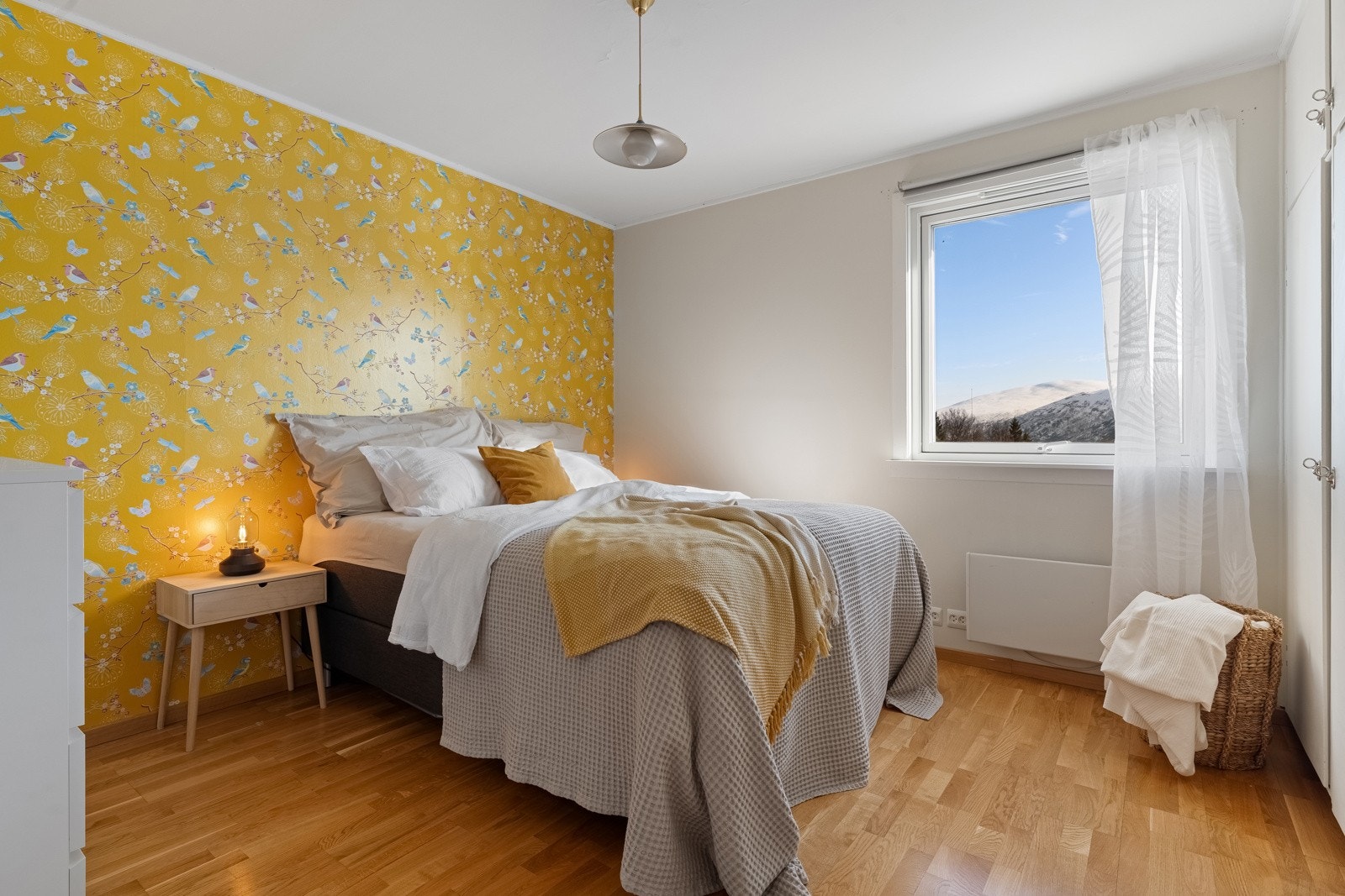 Romslig soverom med god plass til ønsket møblement.