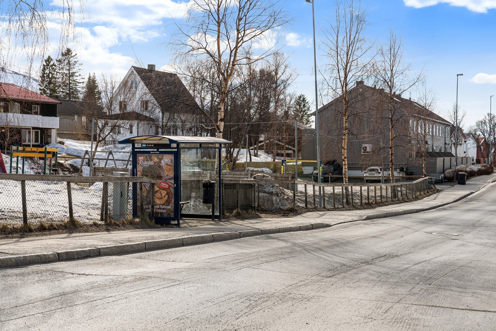 Kort vei til busstopp.