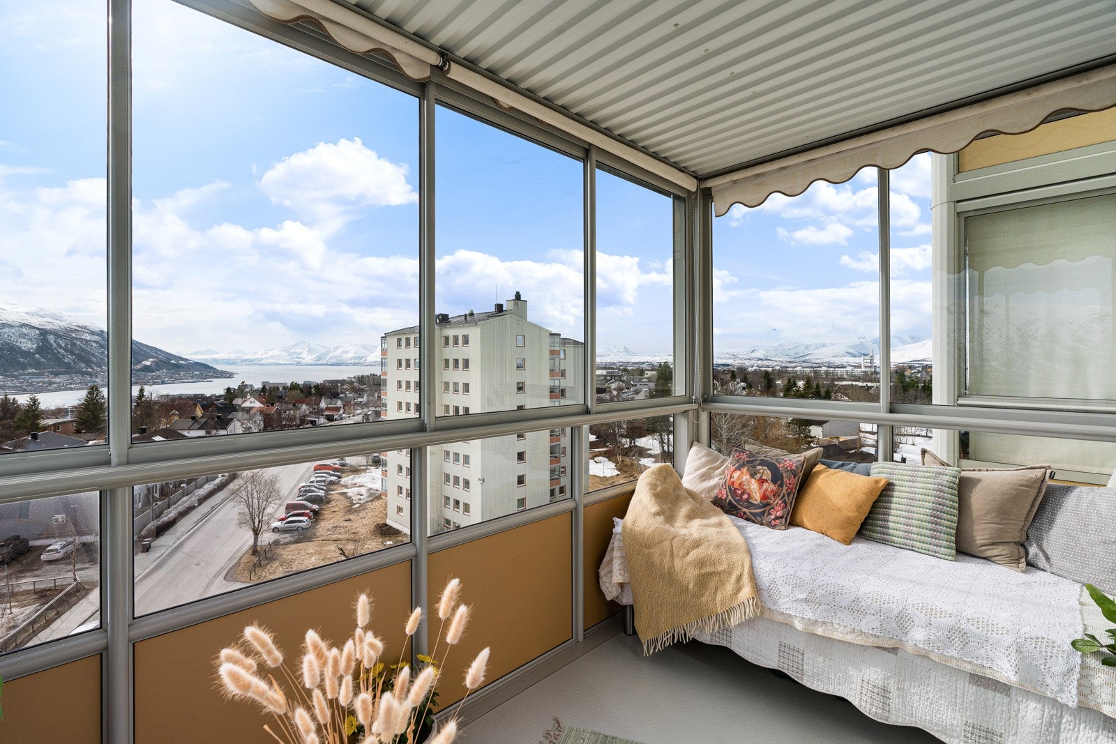 Balkongen fungerer som en utvidelse av stua og inviterer til hyggelige stunder!