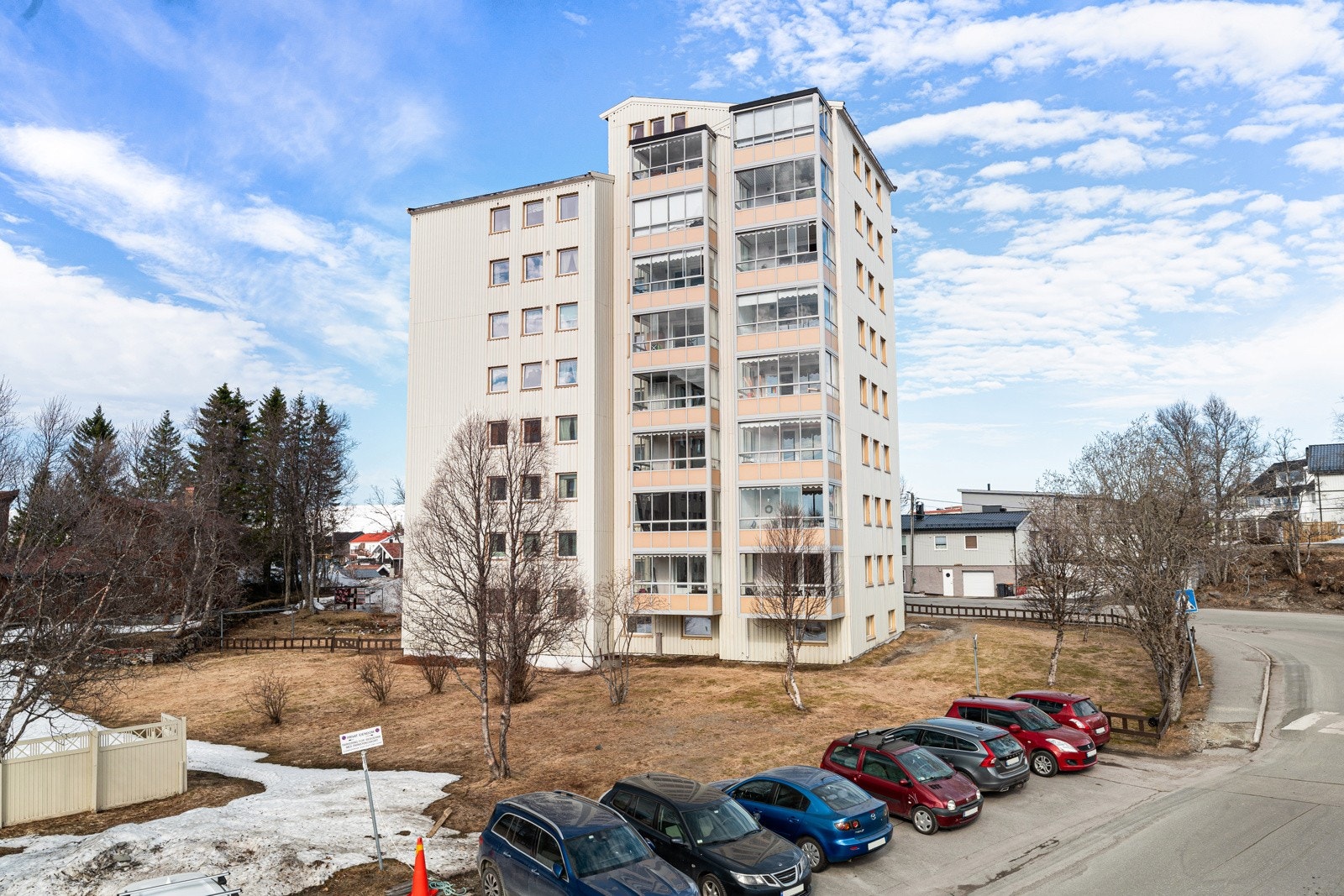 Boligen ligger i et rolig område like ved Prestvannet og lysløypa, samtidig som det ikke er lange veien til sentrum!