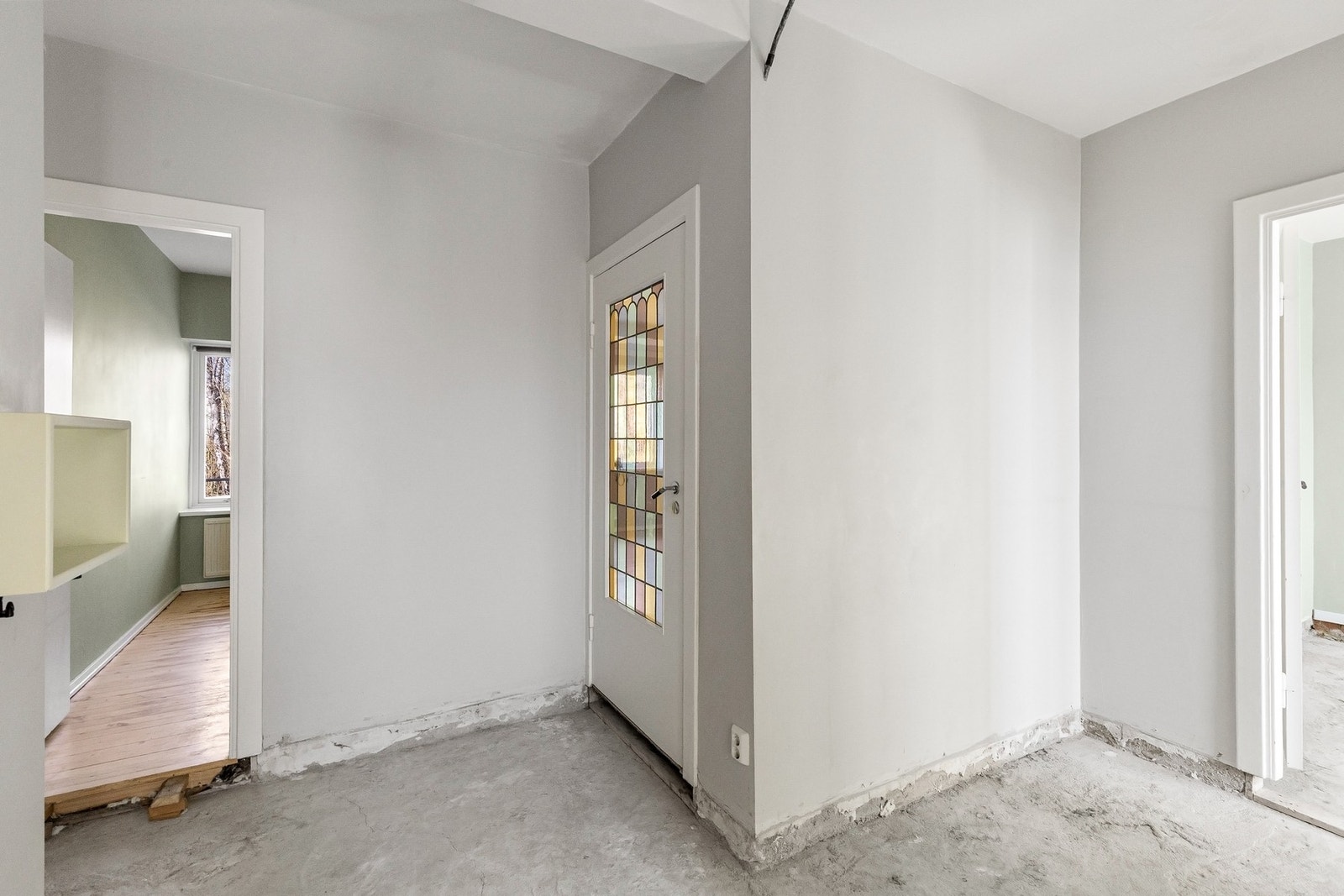 Leiligheten disponerer hele tre boder, en i kjeller, 1.etasje og på loftet. Galleribilde