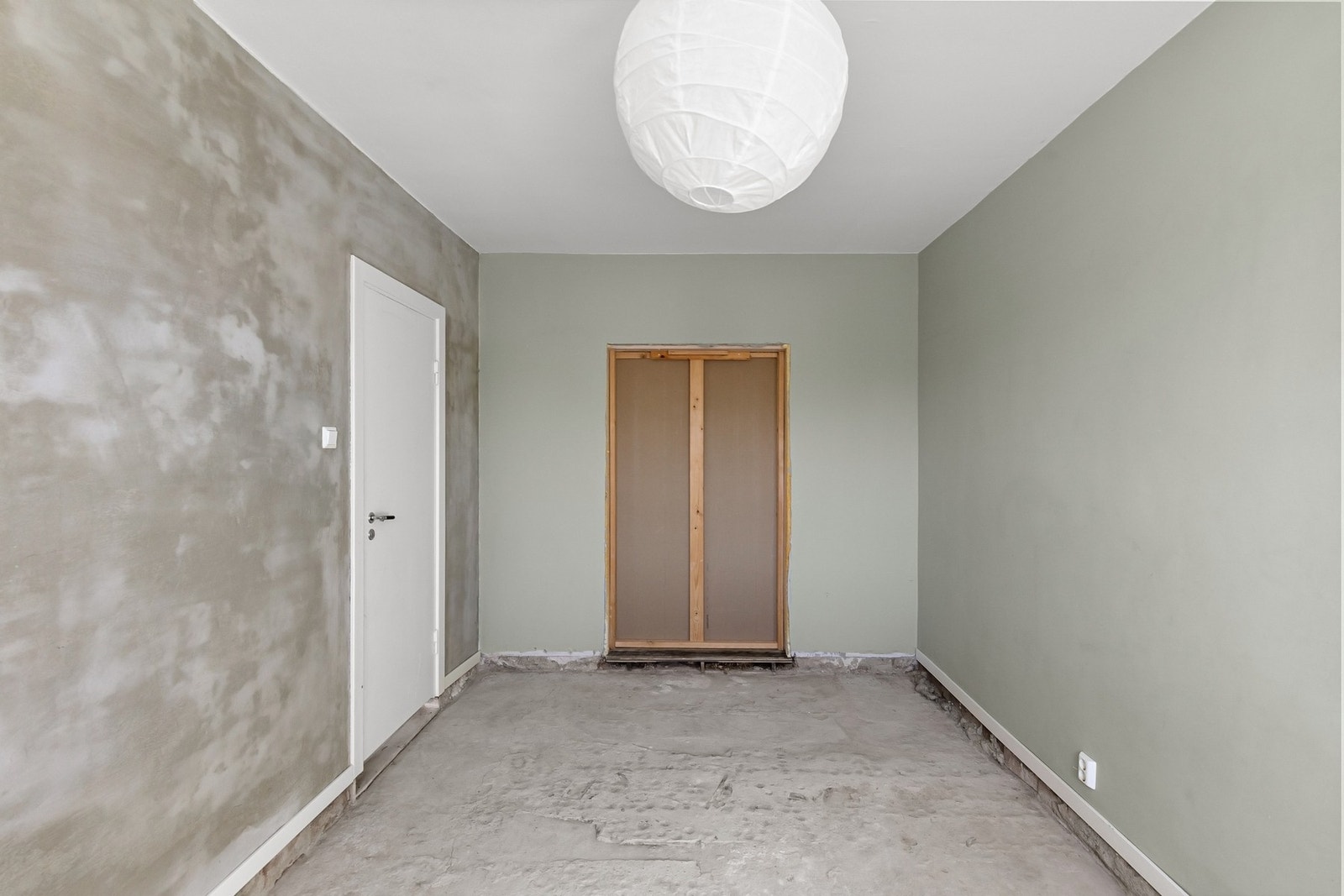Veggen mellom hovedsoverommet og stuen er bærende, men kan forsterkes og åpnes opp - noe som åpner for å flytte kjøkkenet inn hit og skape en romslig og åpen stue- og kjøkkenløsning. Galleribilde