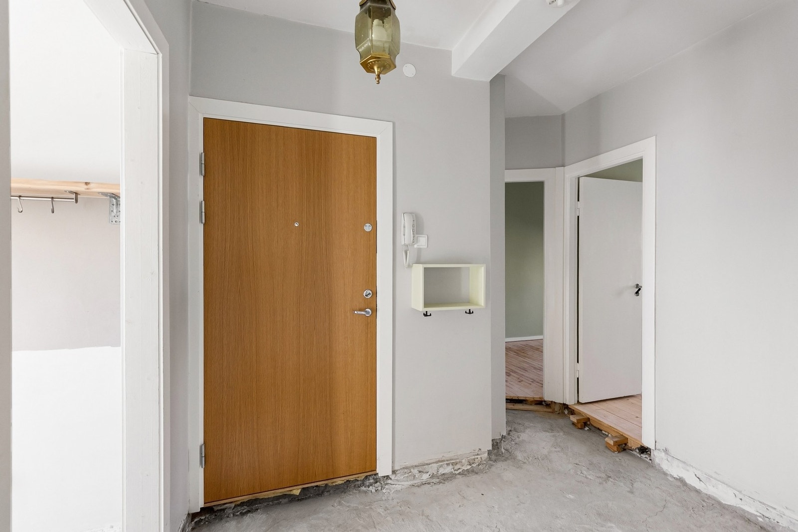 Leiligheten har en romslig entrè som knytter sammen alle rom. Galleribilde