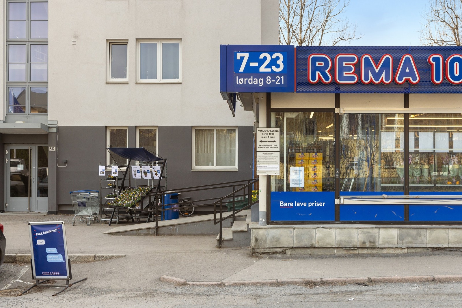 Dagligvarebutikk rett i nærheten - Rema 1000 Holmen kun få minutters gange unna. Galleribilde