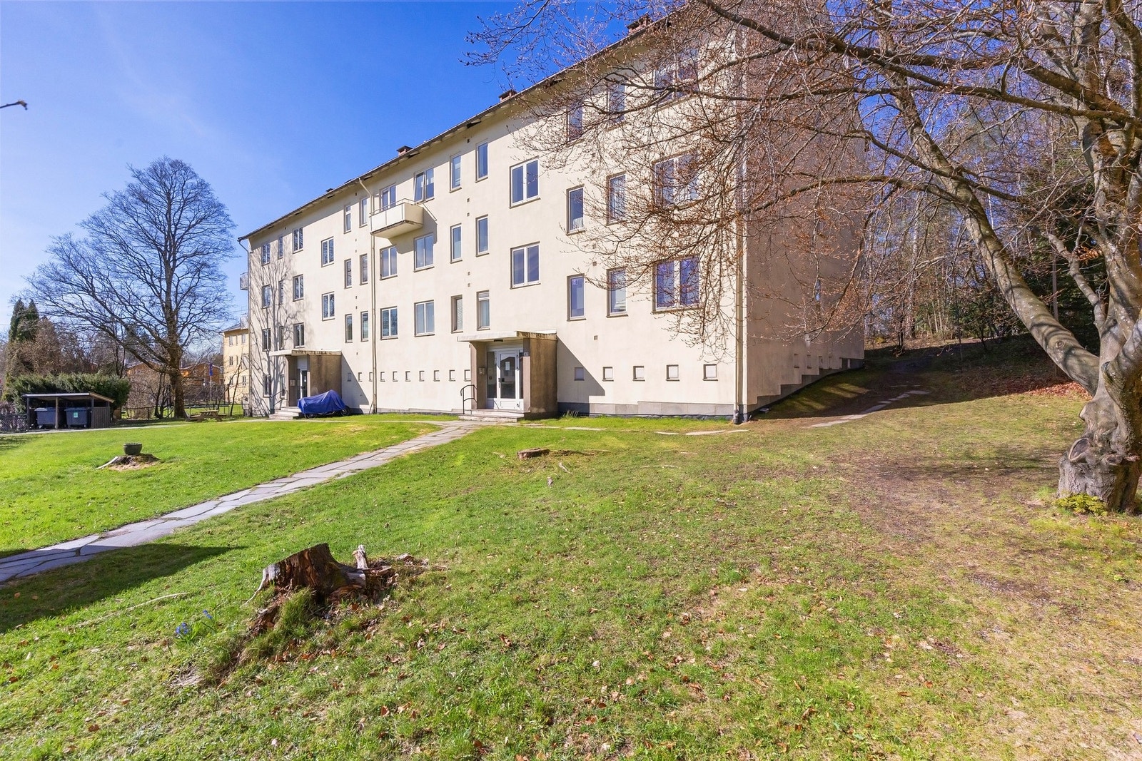Uteområdene i sameiet er pent opparbeidet og byr på flere hyggelige oppholdsarealer. Galleribilde